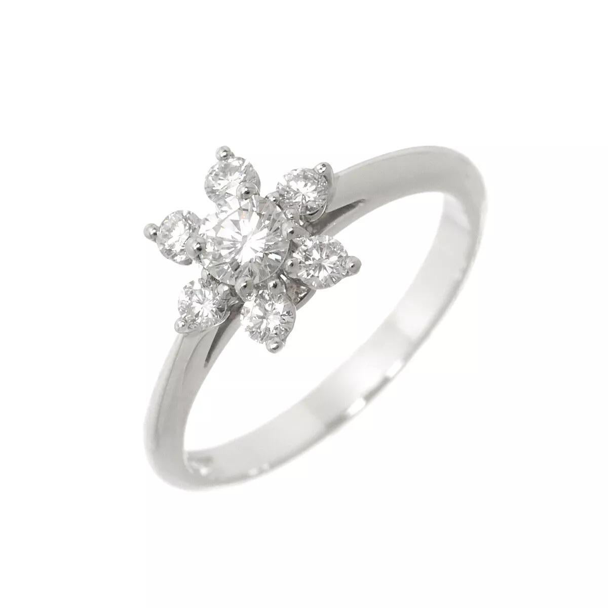 TIFFANY & Co. Anillo Flor Diamante Platino 4.5

Metal: Platino
Tamaño: 4.5 
Peso: 3.60 gramos 
Diamante: 7 diamantes brillantes redondos, peso total en quilates 0,50 aprox.
Sello: TIFFANY&CO. PT950 
Estado: Excelente estado, viene con la caja