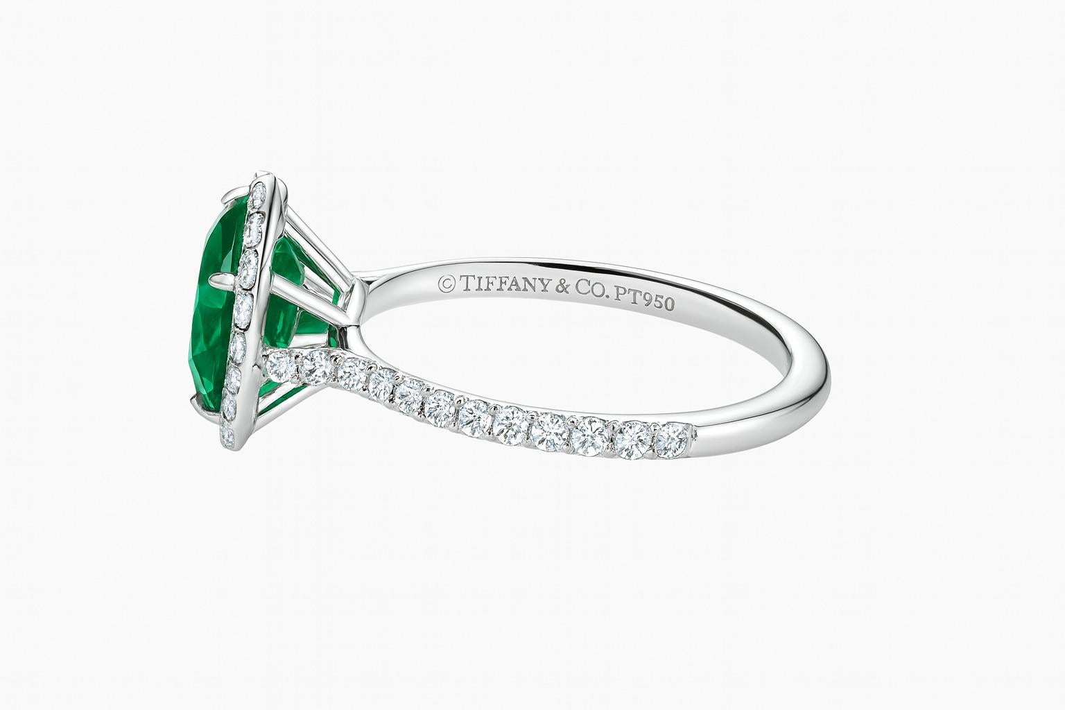 Tiffany & Co. Platin Diamant & Grüner Smaragd Konturenring

Elegante Tiffany & Co. Platin-Konturenring mit einem zertifizierten, natürlichen, grünen, birnenförmigen Smaragd von 2,19 Karat. Der Smaragd wird von GIA mit der Reinheit F1 eingestuft. Das