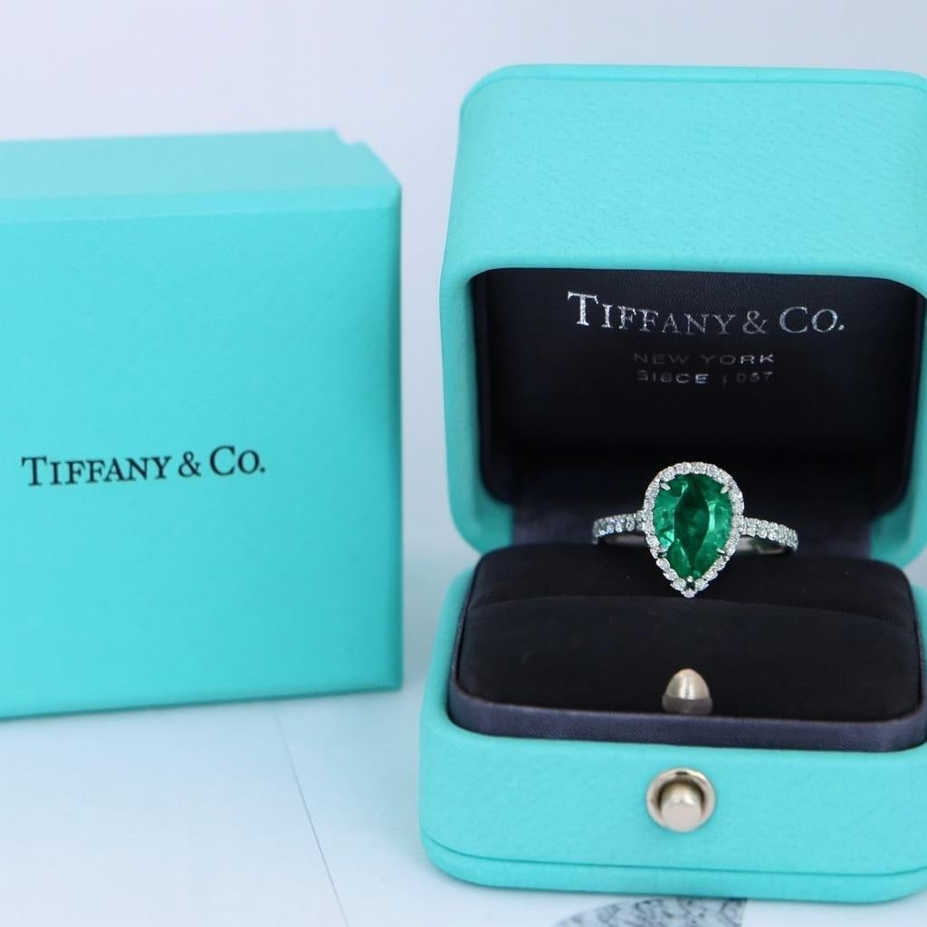 Tiffany & Co. Platin Diamant & Grüner Smaragd Konturenring (Moderne) im Angebot
