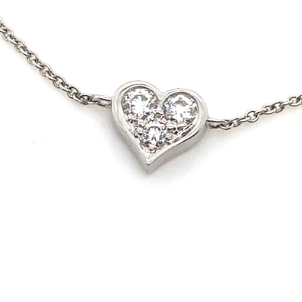 Ein Platin-Diamant-Herz-Armband von Tiffany & Co.

Dieses Armband zeigt ein süßes Herz mit drei runden Diamanten im Brillantschliff, die jeweils in Platin gefasst sind, um die hohe weiße Farbe der Steine zu betonen. Die Diamanten haben insgesamt
