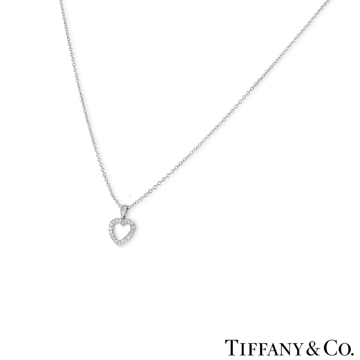 Un joli pendentif cœur en diamant en platine de Tiffany & Co. Le pendentif présente un motif de cœur ouvert pavé de 22 diamants ronds de taille brillant. Les diamants ont un poids total approximatif de 0,13ct, une couleur F-G et une pureté VS. Le