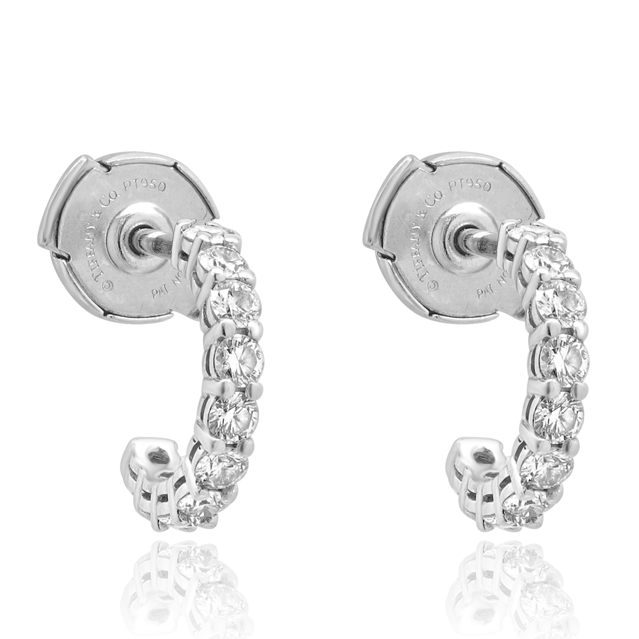 Designer : Tiffany & Co. 
MATERIAL : platine
Diamant : 20 diamants ronds de taille brillant = 0,60cttw
Couleur : G / H
Clarté : SI1
Dimensions : les boucles d'oreilles mesurent 12.13 mm de long.
Poids : 3,40 grammes
