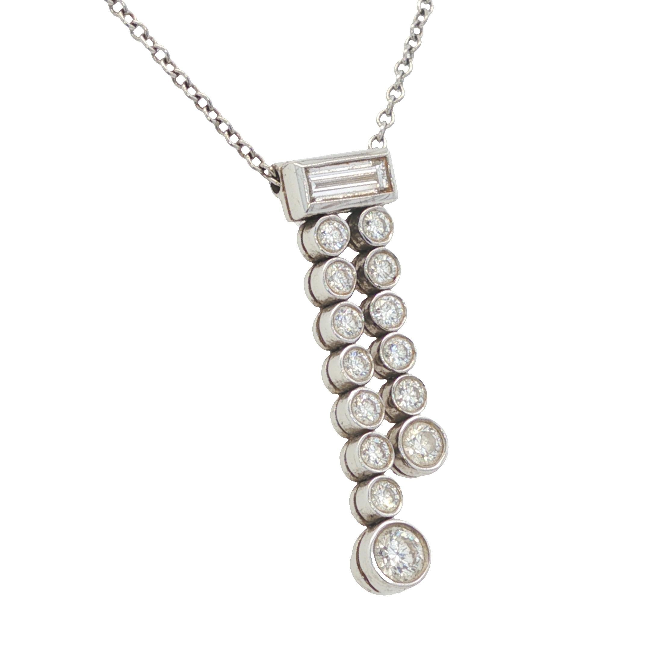 Diese Halskette von Tiffany & Co. ist Teil der Jazz-Kollektion. Der Anhänger hat zwei nebeneinander liegende Diamantenstränge: einer mit acht, der andere mit sechs Diamanten. Der obere Teil des Anhängers ist mit einem Baguette-Diamanten versehen,
