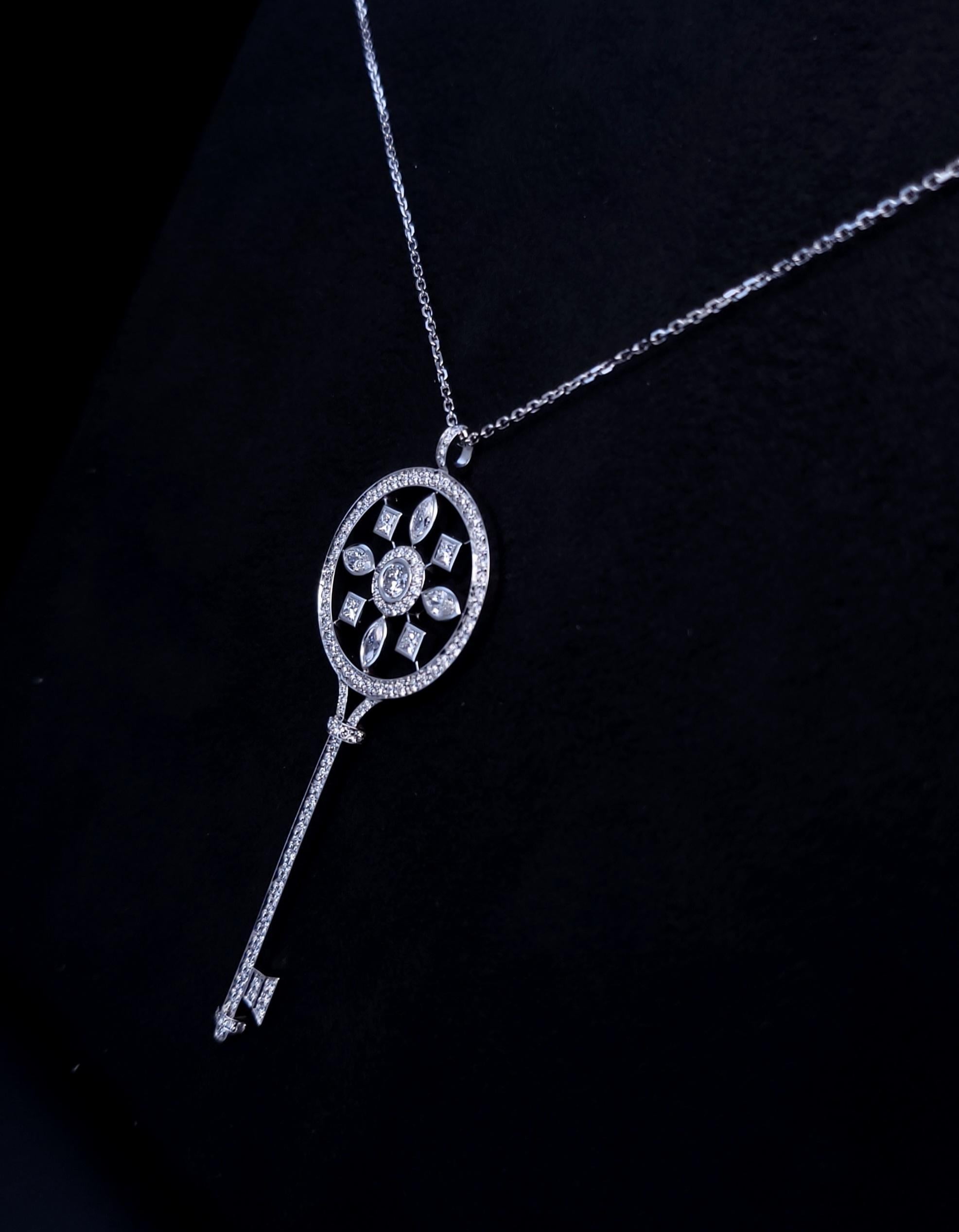 Tiffany & Co. Collana con caleidoscopio di diamanti in platino con ciondolo a forma di chiave da 16 pollici
Platino Pt950
Dimensioni del ciondolo 58 mm x 22 mm
Con cauzione 63 mm
-Diamanti marquise, peso totale di 0,25 carati
-Diamanti quadrati,