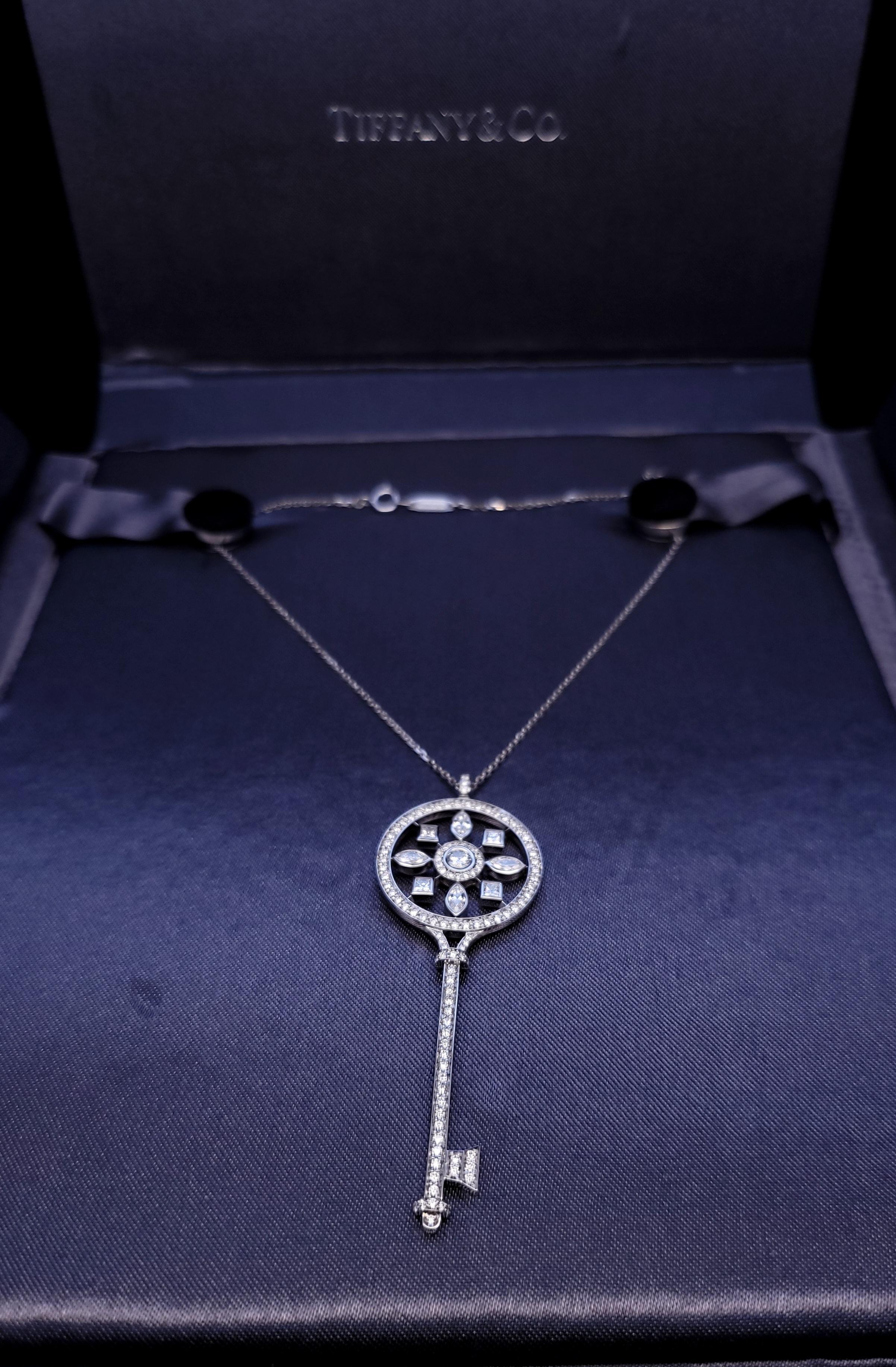 Taglio rotondo Tiffany & Co. Collana con caleidoscopio di diamanti in platino con ciondolo a forma di chiave da 16 pollici in vendita
