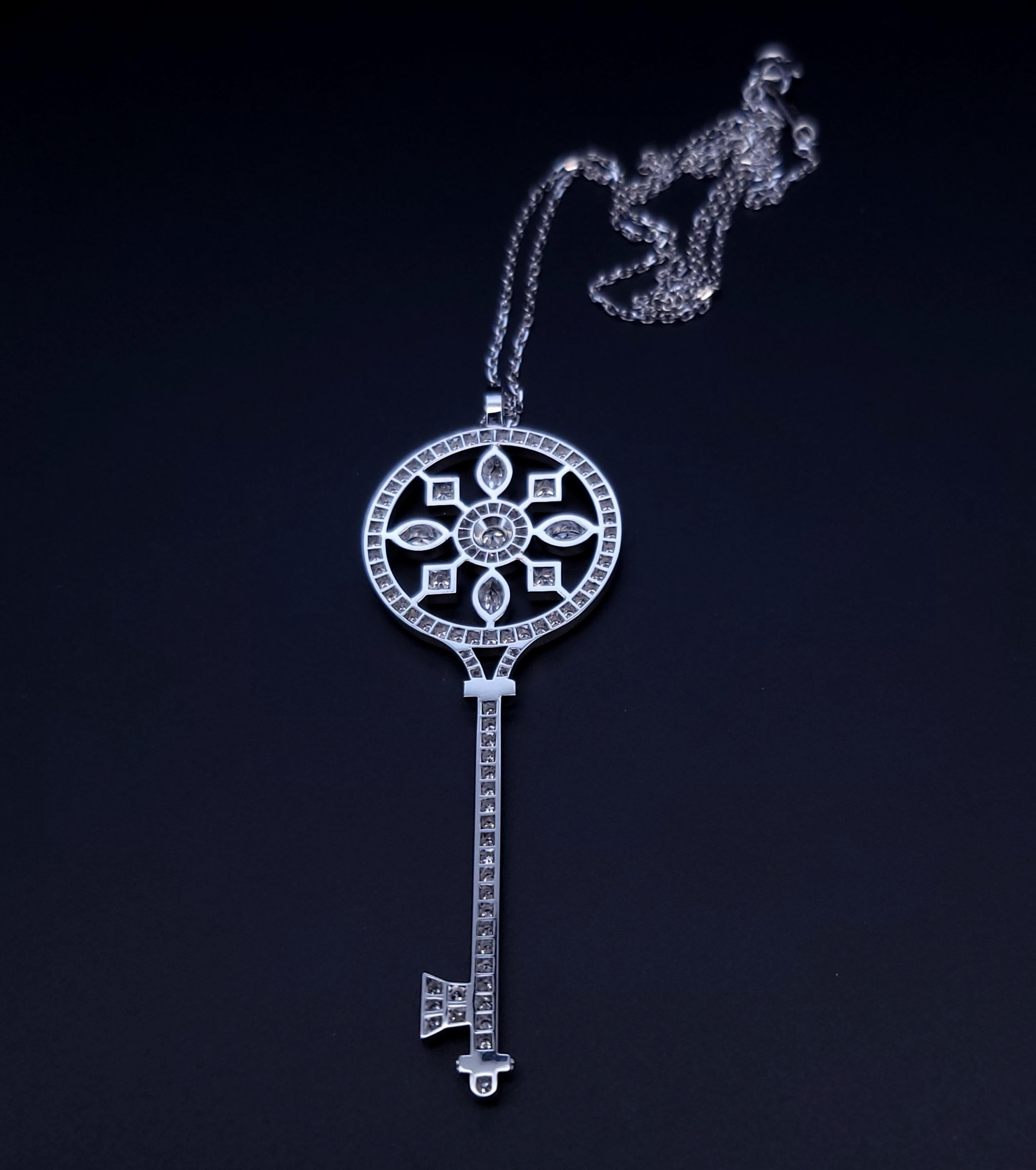 Tiffany & Co. Collana con caleidoscopio di diamanti in platino con ciondolo a forma di chiave da 16 pollici In condizioni ottime in vendita a New York, NY