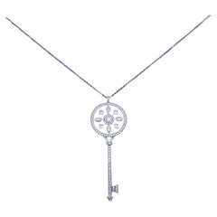 Tiffany
Co. Collier à pendentif clé kaléidoscope en platine et diamant 16".