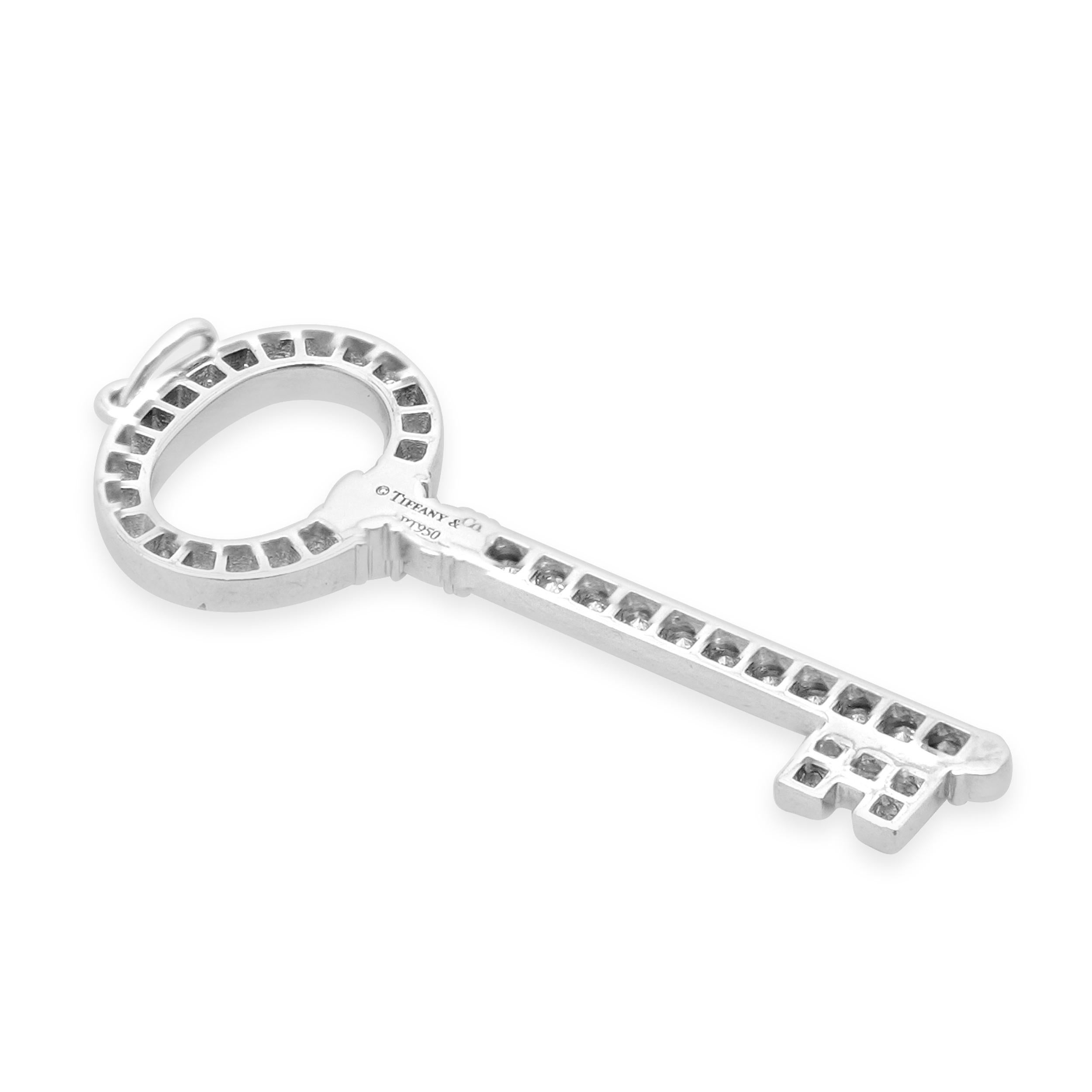 Designer : Tiffany & Co.
MATERIAL : platine
Diamant : 38 diamants ronds de taille brillant = 0,70cttw
Couleur : G
Clarté : VS2
Dimensions : pendentif de 45,5 x 16 mm
Poids : 4.86 grammes