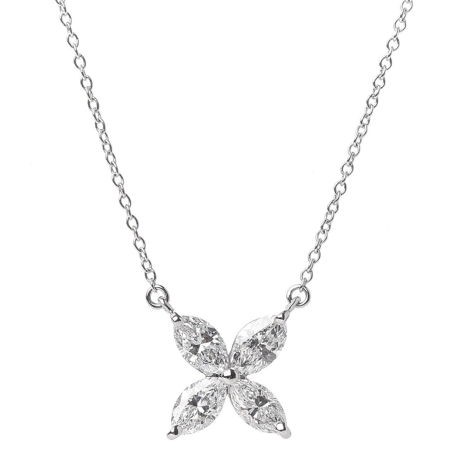 Collar grande Tiffany & Co Victoria Co. 
Collar de platino con diamantes 
El peso aproximado en quilates es de 0,81 
Cadena de platino de 16 pulgadas 
Viene dentro de una caja original con una copia de un recibo de servicio 
Estado regalable, sin