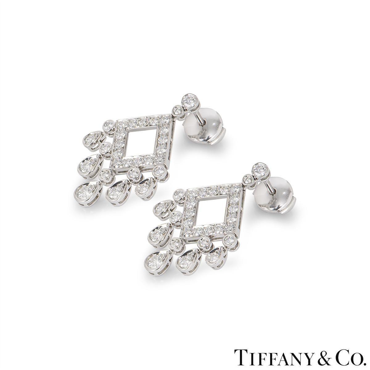 Ein wunderschönes Paar Platin-Diamanten-Kronleuchter-Ohrringe von Tiffany & Co. aus der Legacy-Kollektion. Die Ohrringe sind oben mit zwei abgestuften runden Diamanten im Brillantschliff besetzt, die zu einem durchbrochenen Kiefernmotiv führen, an