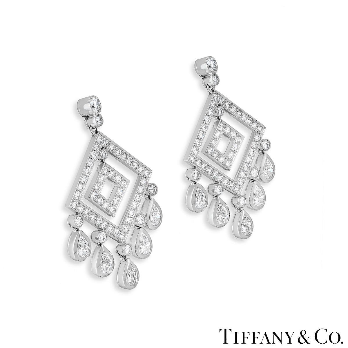 Ein funkelndes Paar Diamantohrringe aus Platin von Tiffany & Co. aus der Legacy Collection. Die Ohrringe sind oben mit zwei abgestuften runden Diamanten im Brillantschliff besetzt, die zu einem durchbrochenen Drachenmotiv mit einem frei beweglichen