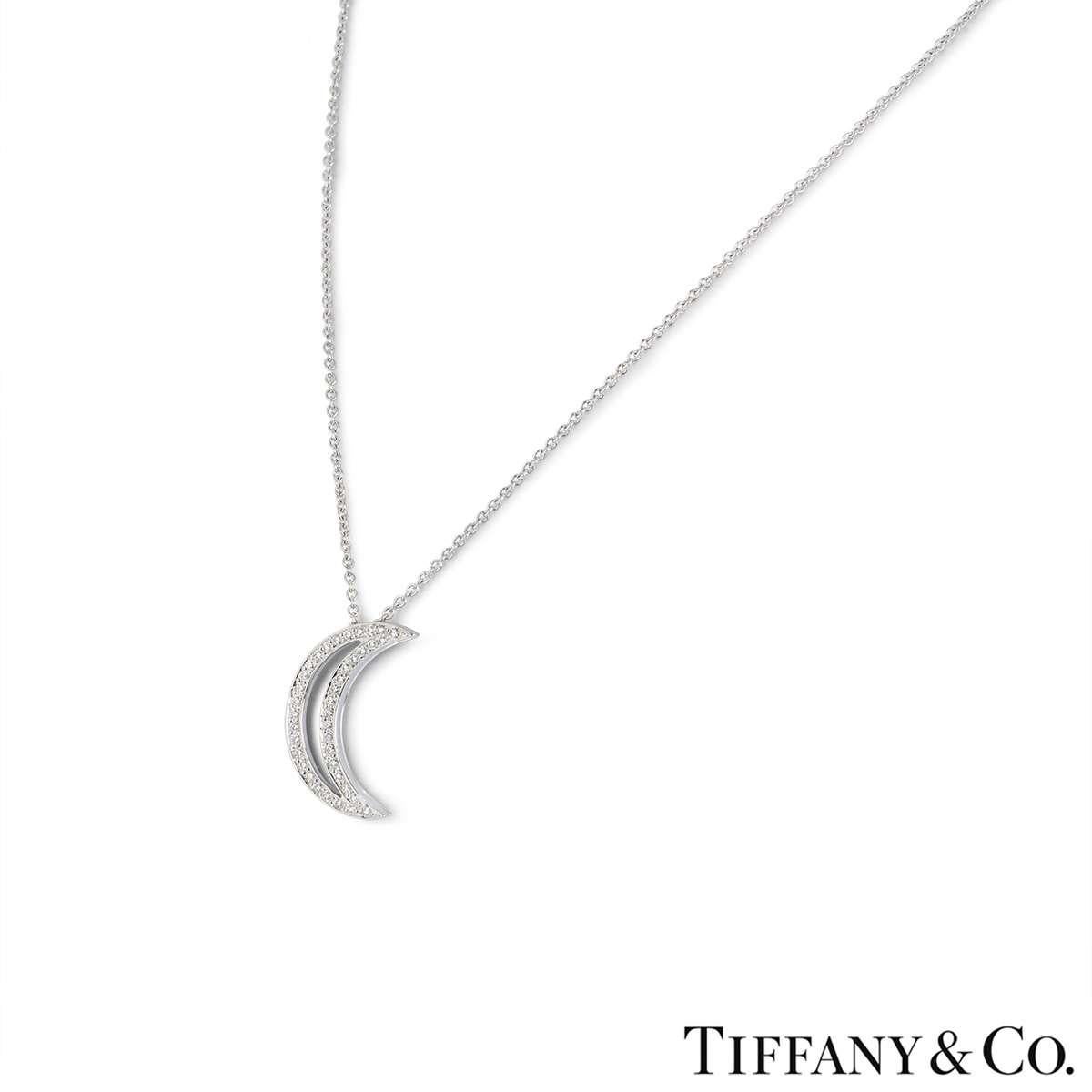 Un ciondolo a forma di luna in platino progettato ispirandosi agli archivi di Tiffany & Co. Il pendente presenta un motivo a luna traforata con diamanti rotondi taglio brillante per un totale di 0,16 carati. Il motivo misura 2 cm di lunghezza e