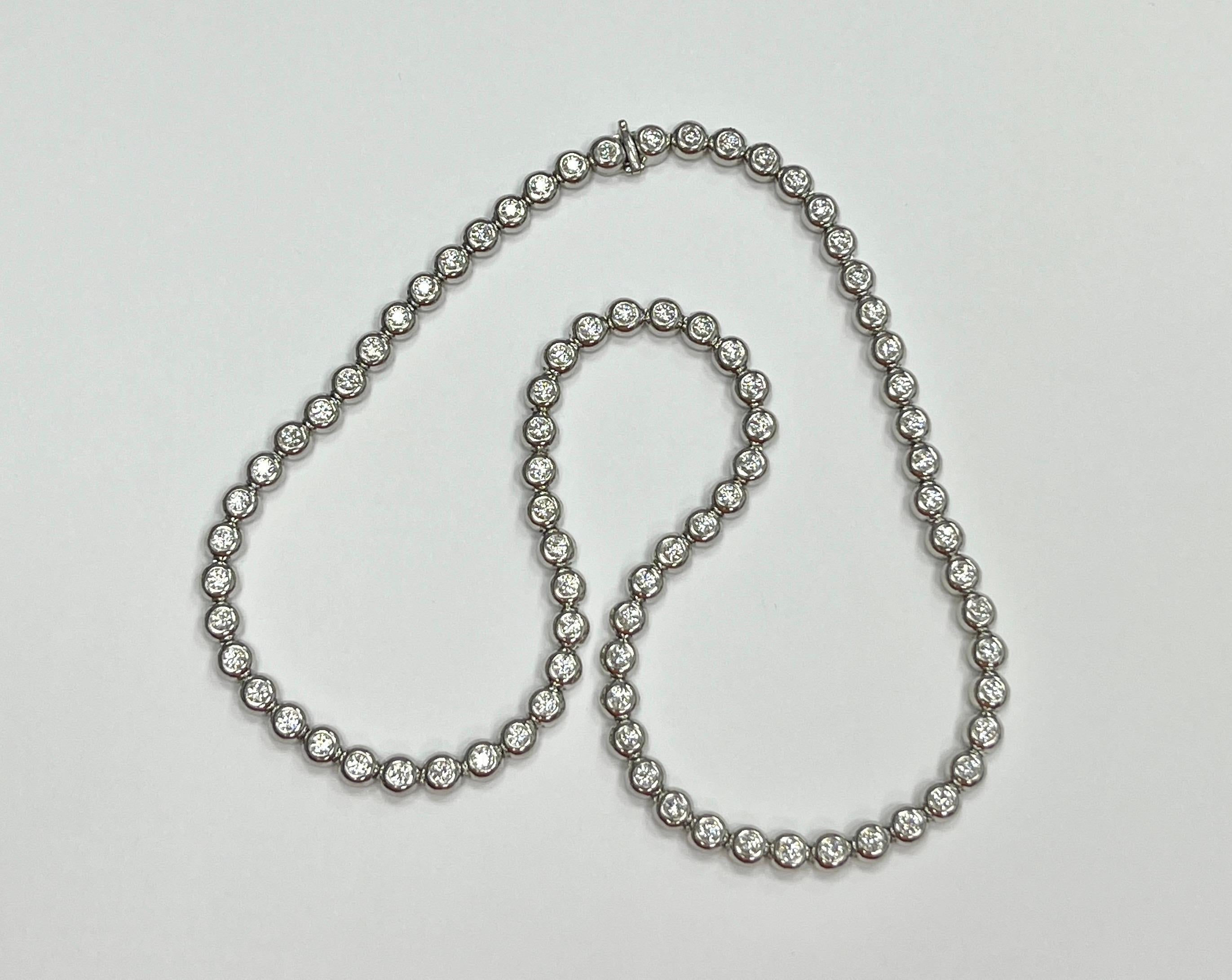 Tiffany & Co. Platin Lünette Einstellung Diamant-Halskette mit 82 Diamanten ca. 6-7 cts E-F Farbe VS Klarheit
Gekennzeichnet mit Tiffany & Co. PT 950
Gewicht: 63,0 g 16,25 Zoll lang 