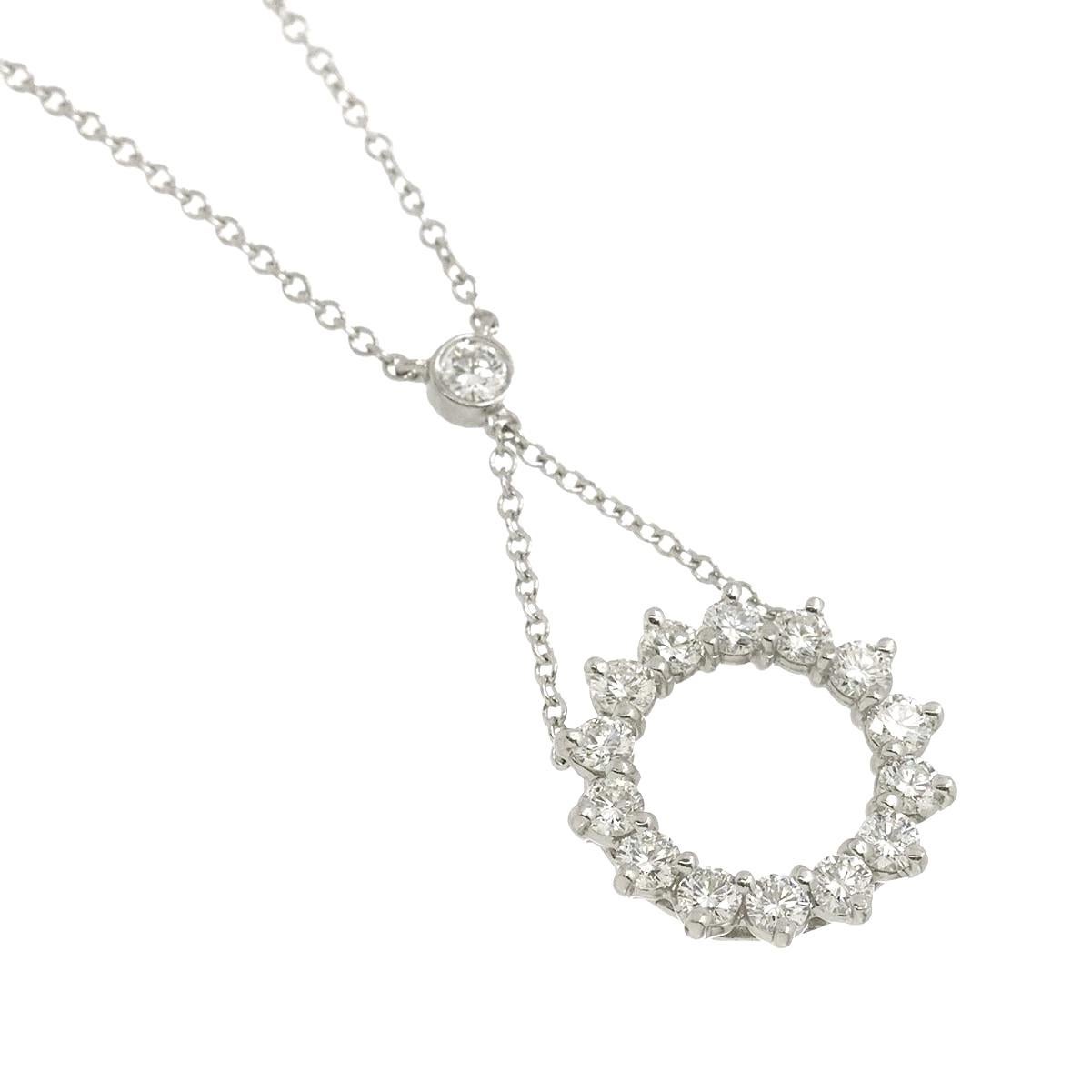 Taille ronde TIFFANY & Co. Collier à pendentif en forme de cercle ouvert en platine et diamants en vente