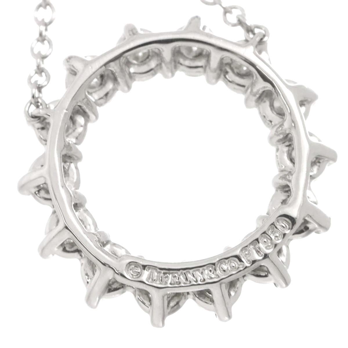 TIFFANY & Co. Collier à pendentif en forme de cercle ouvert en platine et diamants Pour femmes en vente