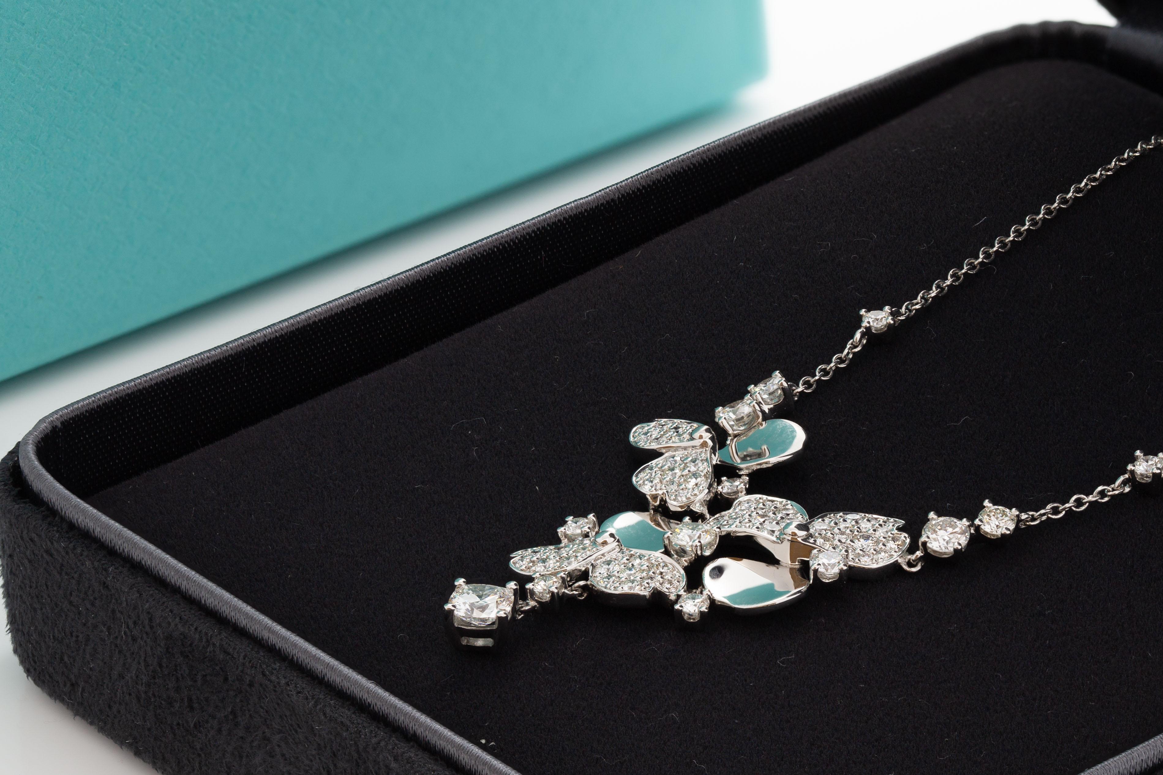 Tiffany & Co. Collier de fleurs en papier en diamant de platine.

Poids total en carats du diamant : 1,40 ct.

Une centaine de pierres

Longueur totale ~18inches (la chaîne est 16
