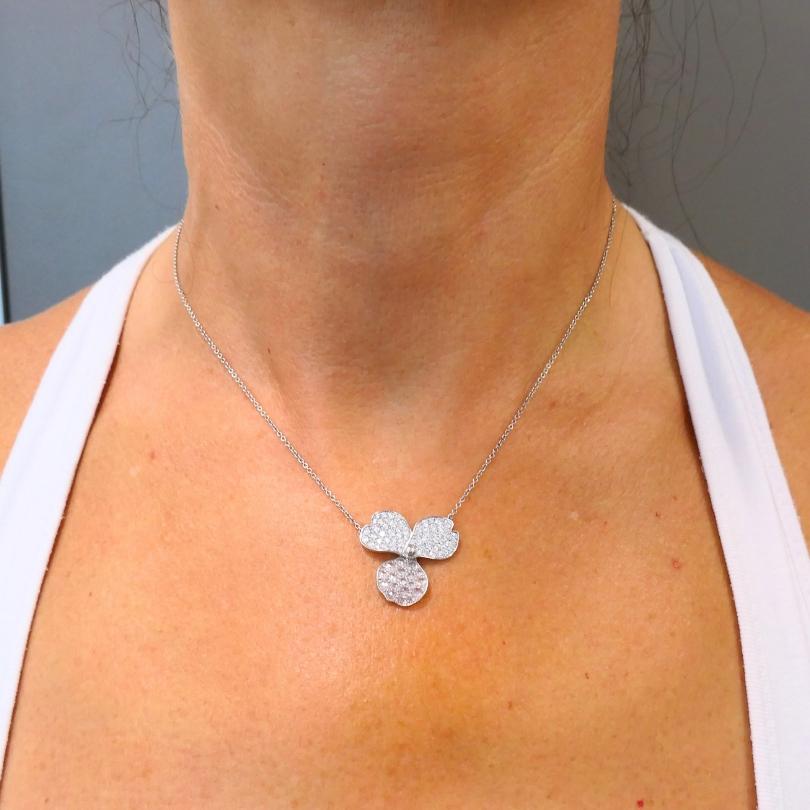 
DETTAGLI DELL'ARTICOLO:
Questo squisito esemplare di Tiffany & Co. La collana con ciondolo Paper Flowers cattura la delicata bellezza della natura in un design moderno e raffinato. Realizzato in platino luminoso, il ciondolo presenta il motivo
