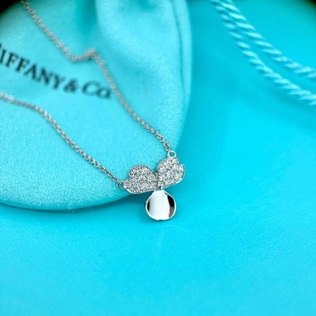 TIFFANY & Co. Platinum Diamond Paper Flowers Pendant Necklace In Excellent Condition For Sale In Los Angeles, CA