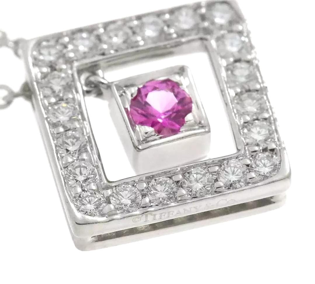 TIFFANY & Co. Collana con ciondolo quadrato in platino con diamante e zaffiro rosa In condizioni ottime in vendita a Los Angeles, CA