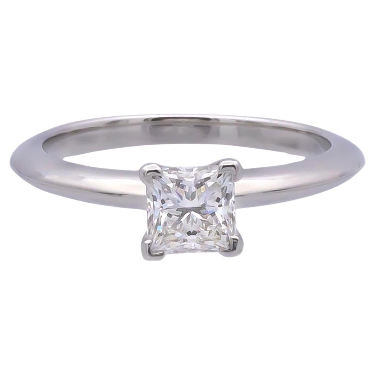 Tiffany & Co. Anillo de compromiso de platino con diamante talla princesa .67ct GVS2