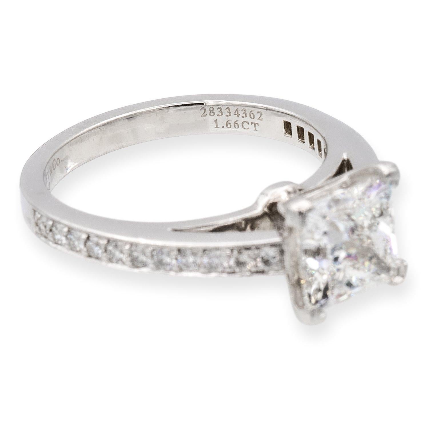 Tiffany & Co. Diamant-Verlobungsring aus der Grace Collection in Platin mit einer offenen Galerie mit einem quadratischen Diamanten im Princess-Schliff mit einem Gewicht von 1,66 Karat, Farbe G, Reinheit VVS1 in einer 4-Zacken-Korb-Fassung, verziert