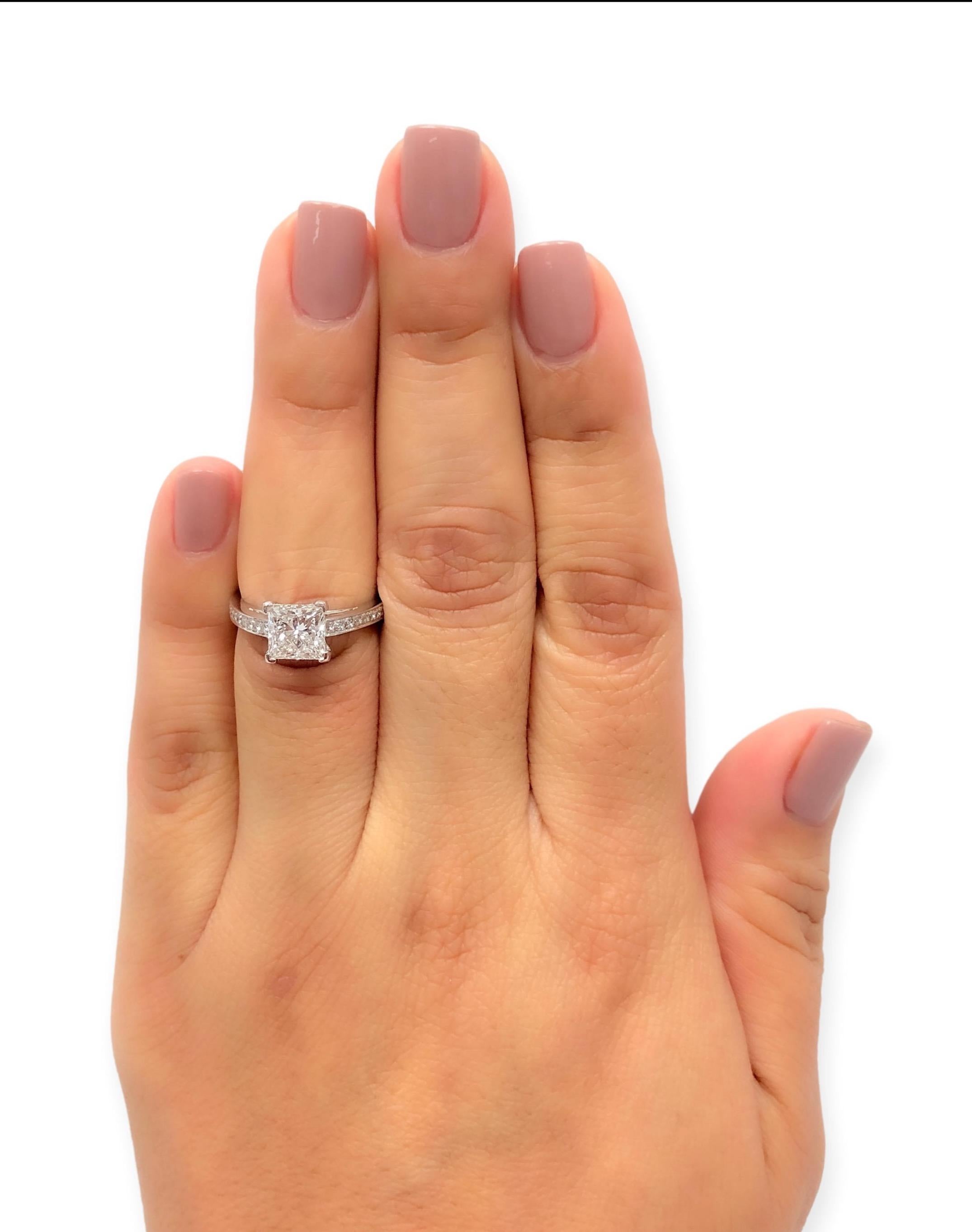Tiffany & Co. Platin-Diamant-Verlobungsring mit Prinzessin-Diamant 1,66 Karat in der Mitte GVVS1 1