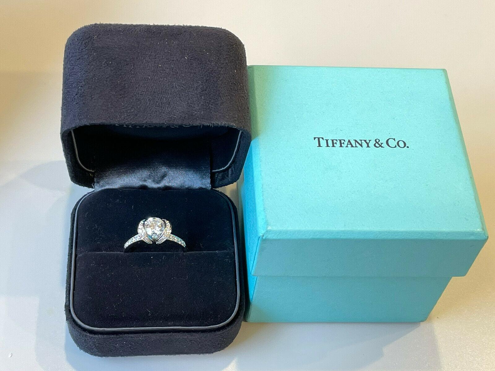 Round Cut Tiffany & Co. Platinum and Diamond Ribbon Ring 1.07 Carat E VVS1 For Sale
