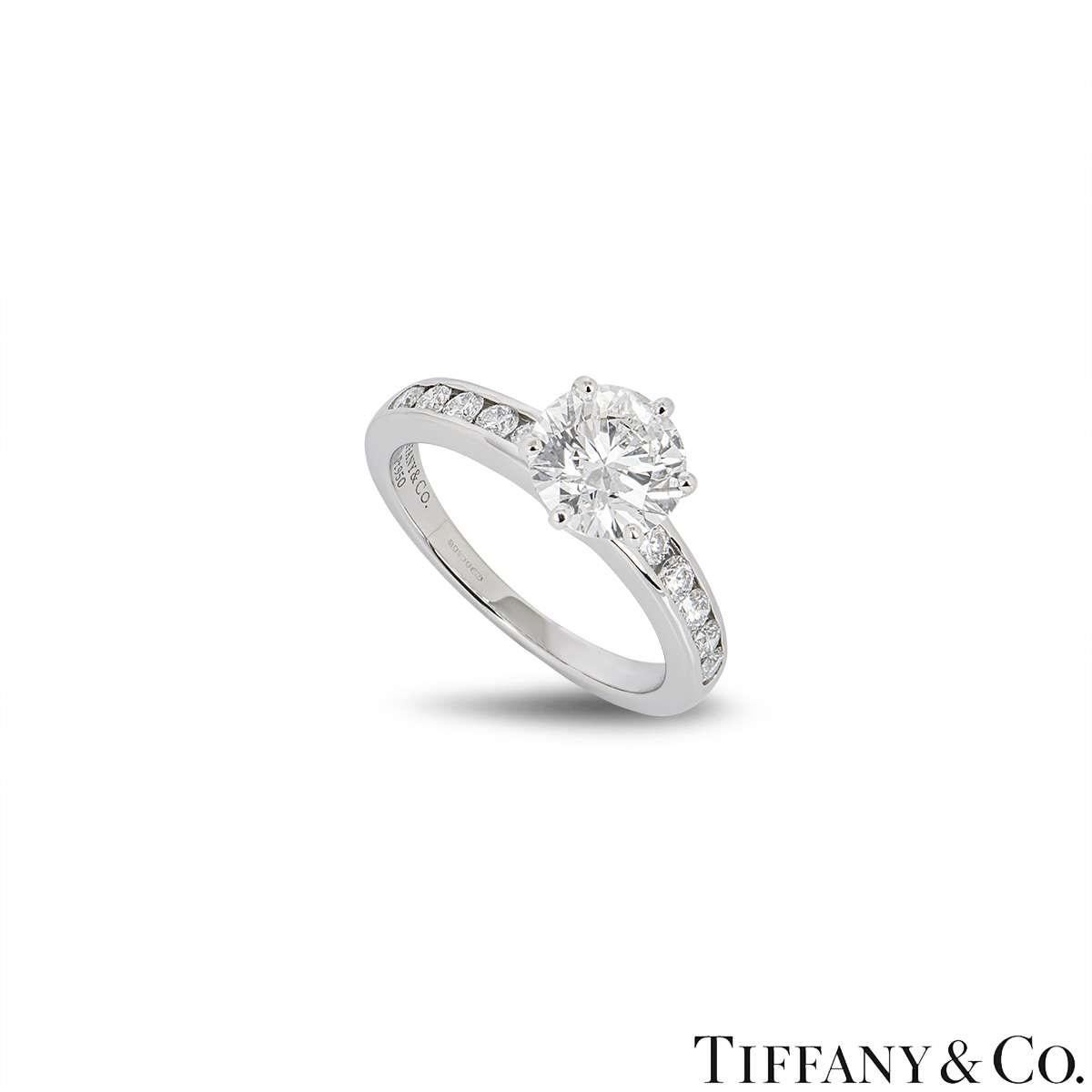 Ein atemberaubender Platin-Diamantring von Tiffany & Co. aus der Setting Collection. Der Ring besteht aus einem runden Diamanten im Brillantschliff in einer 6-Zacken-Fassung mit einem Gewicht von 1,53ct, Farbe F und Reinheit VS2. Der Ring ist mit 5