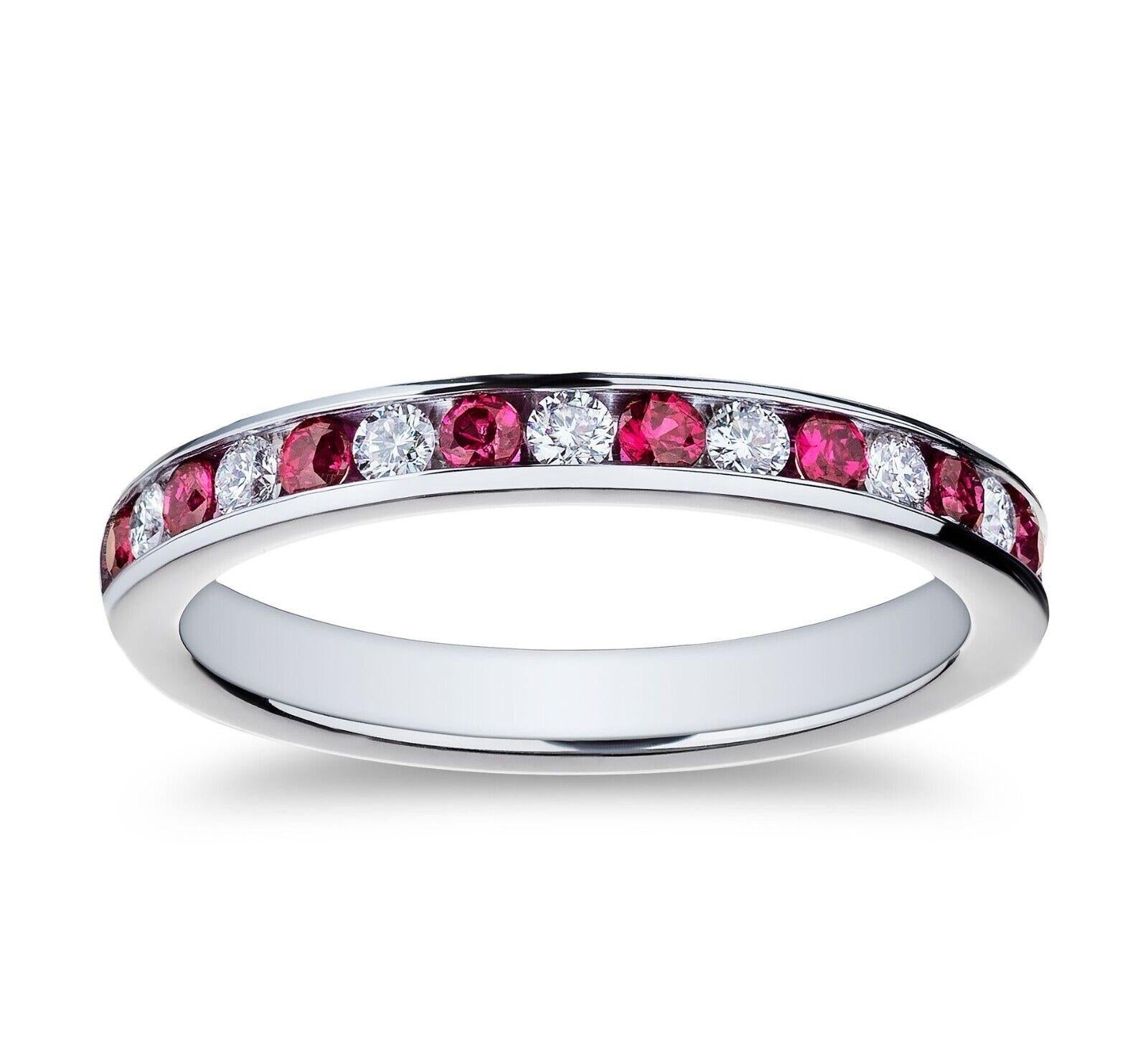 

    Excelente estado
    Anillo de boda Tiffany Co de platino, diamante y rubí. 
    5 Diamantes redondos de 0,50 qt
    5 Rubíes redondos de 0,63 qt
    Configuración: Canal
    Talla: 6
    Anchura: 3 mm
    Viene con la caja original de