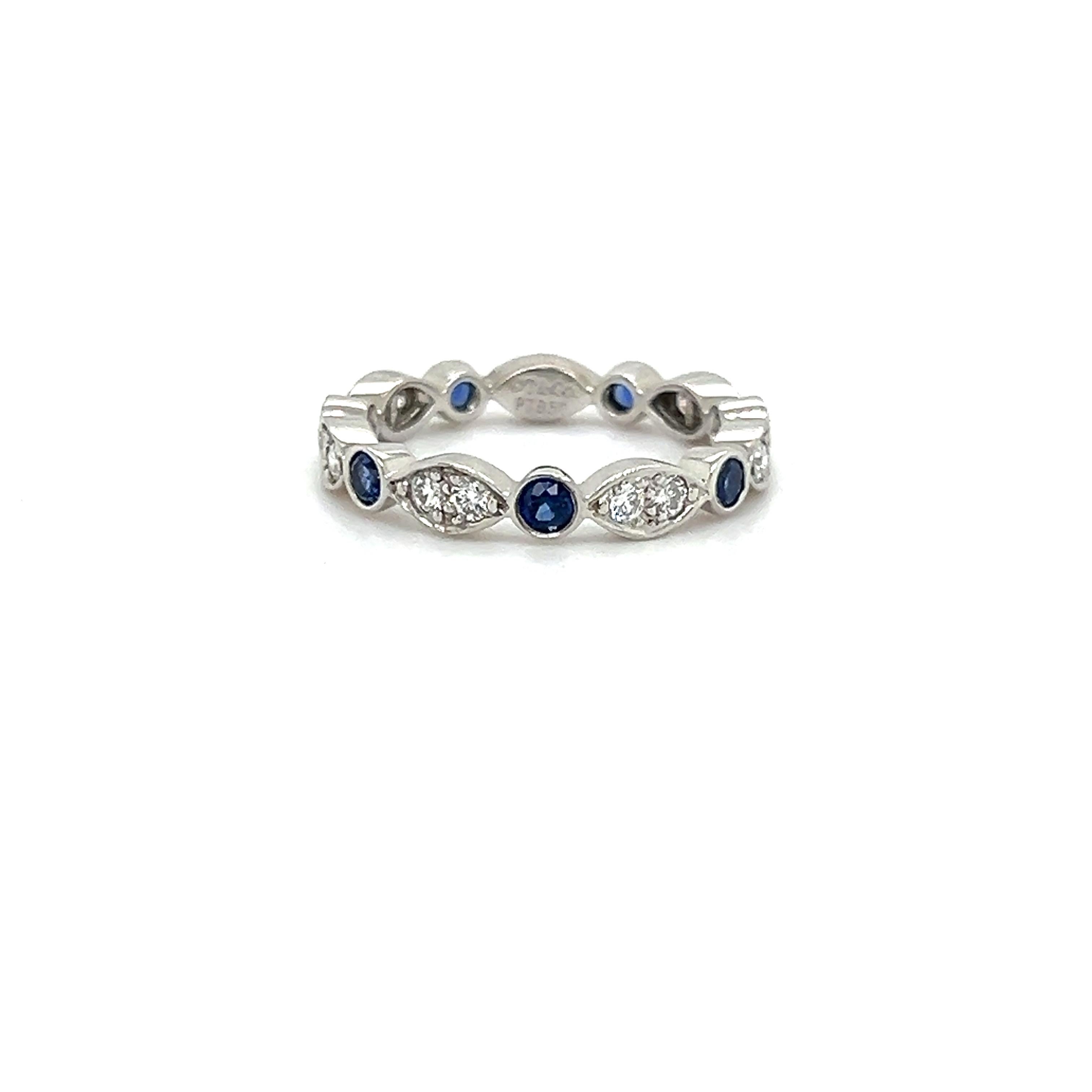 Precioso anillo del afamado diseñador Tiffany & Co. Este elegante anillo está elaborado en platino y luce diamantes y zafiros azules engastados en bisel en talla marquesa y redonda  formas engastadas en bisel. El anillo es de la 
