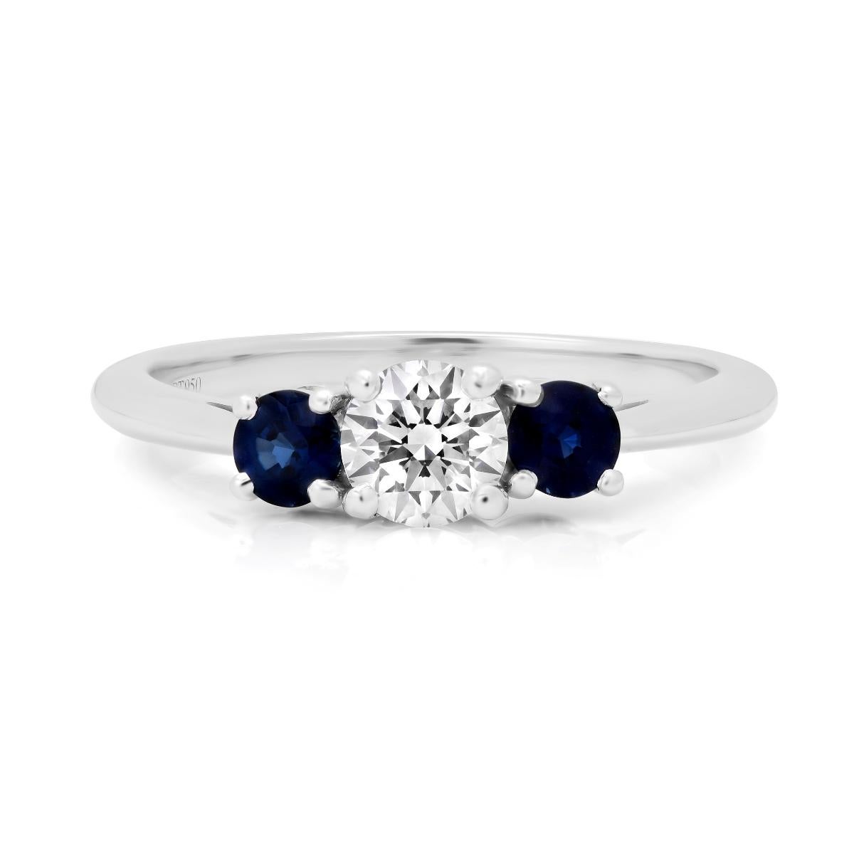 Taglio rotondo TIFFANY & Co. Anello di fidanzamento in platino con diamante e zaffiro a tre pietre 8,5 in vendita