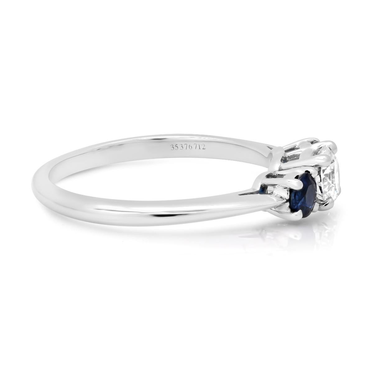 Donna TIFFANY & Co. Anello di fidanzamento in platino con diamante e zaffiro a tre pietre 8,5 in vendita
