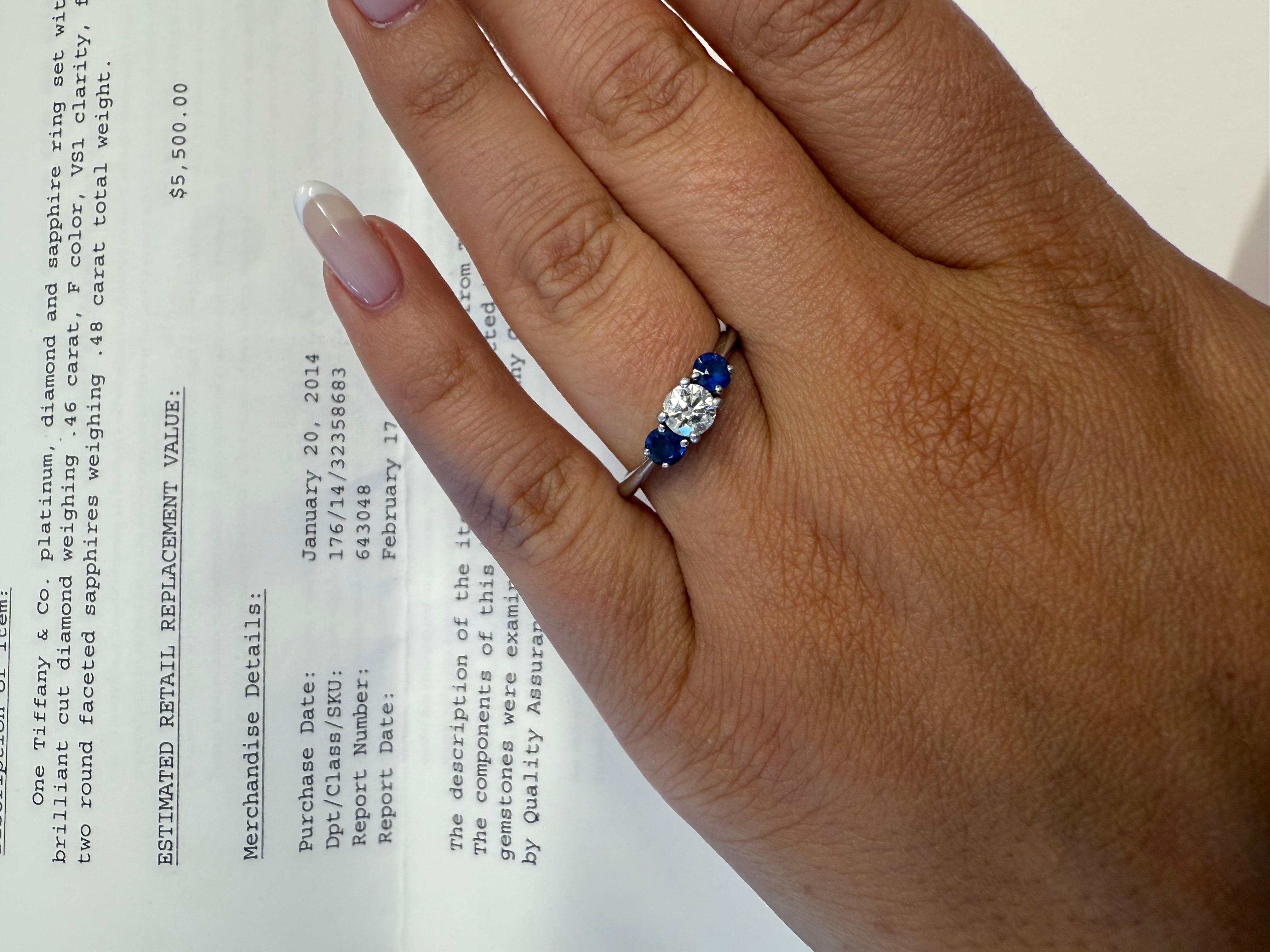 in vendita:  TIFFANY & CO. Anello di fidanzamento a tre pietre in platino, diamanti e zaffiri con carta da giornale 2