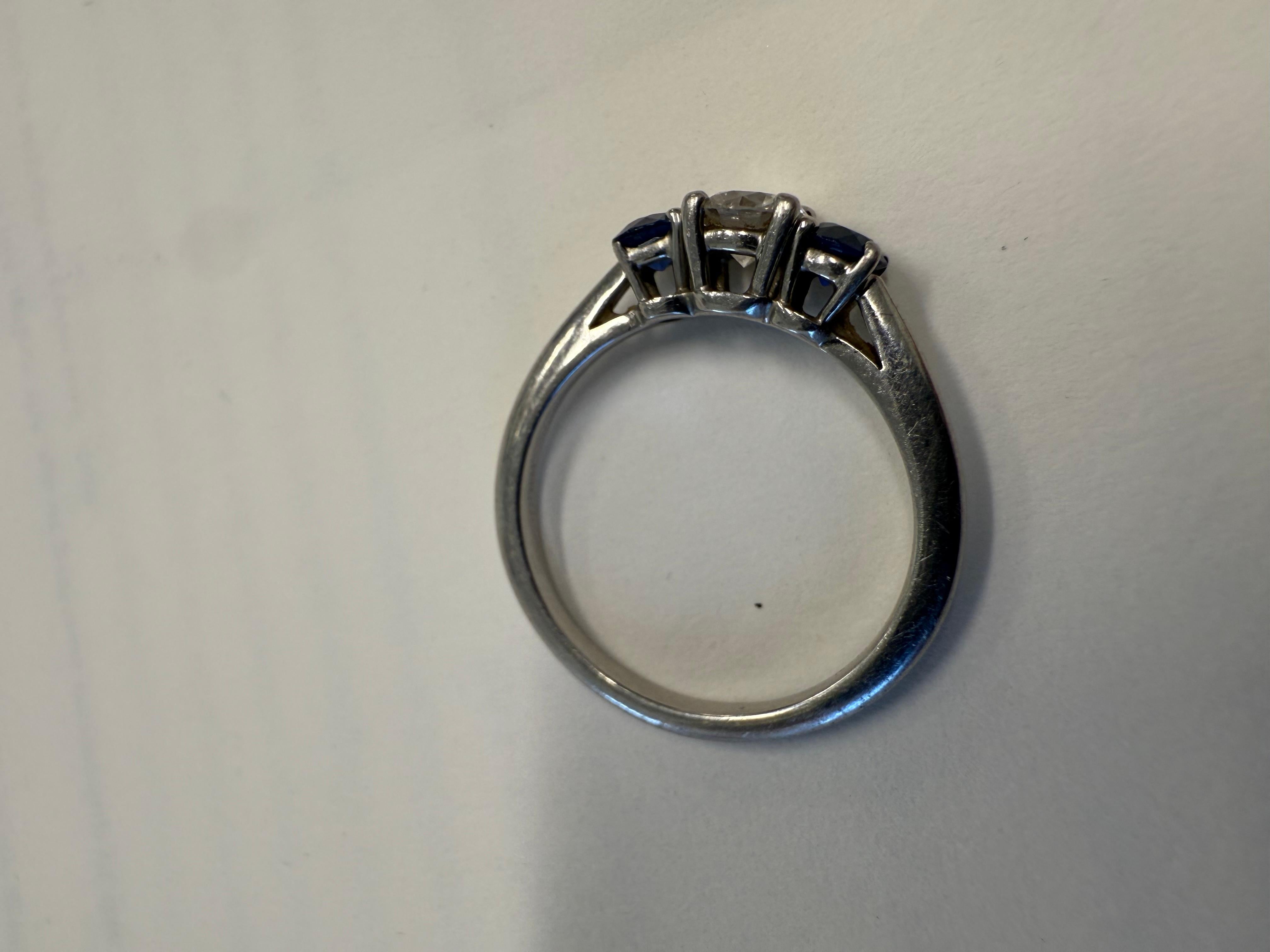 in vendita:  TIFFANY & CO. Anello di fidanzamento a tre pietre in platino, diamanti e zaffiri con carta da giornale 3