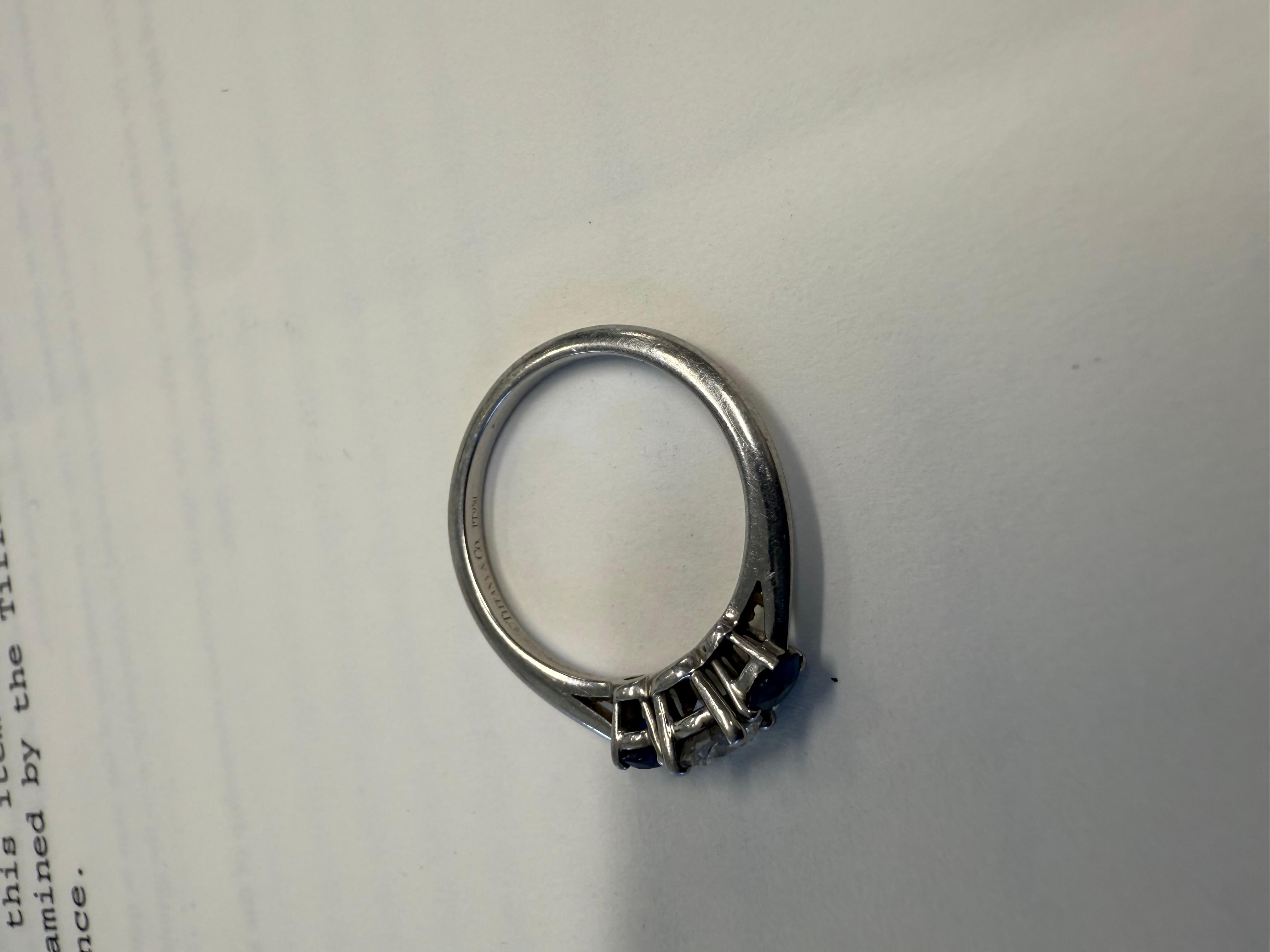 in vendita:  TIFFANY & CO. Anello di fidanzamento a tre pietre in platino, diamanti e zaffiri con carta da giornale 4