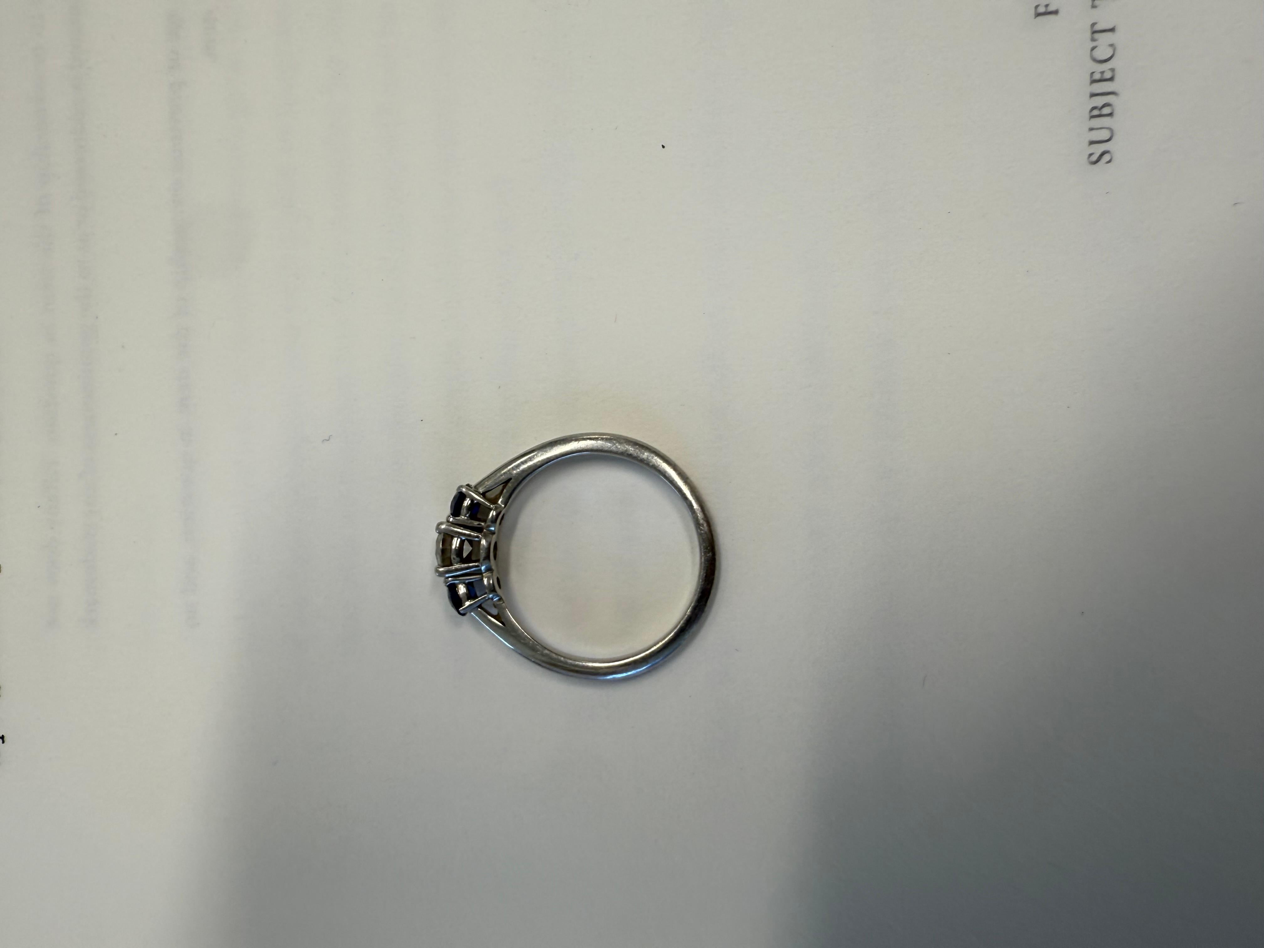 in vendita:  TIFFANY & CO. Anello di fidanzamento a tre pietre in platino, diamanti e zaffiri con carta da giornale 5