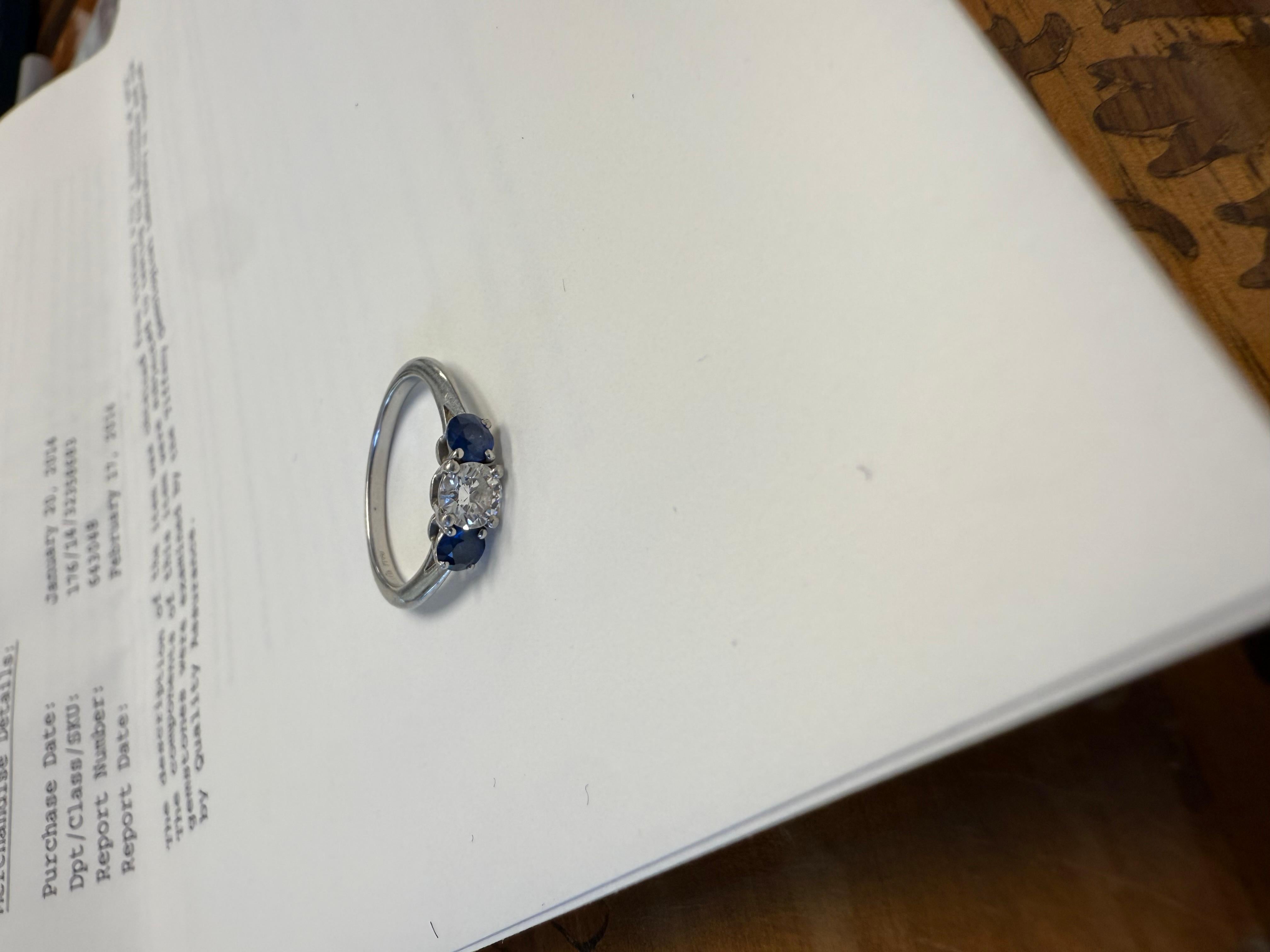in vendita:  TIFFANY & CO. Anello di fidanzamento a tre pietre in platino, diamanti e zaffiri con carta da giornale 6