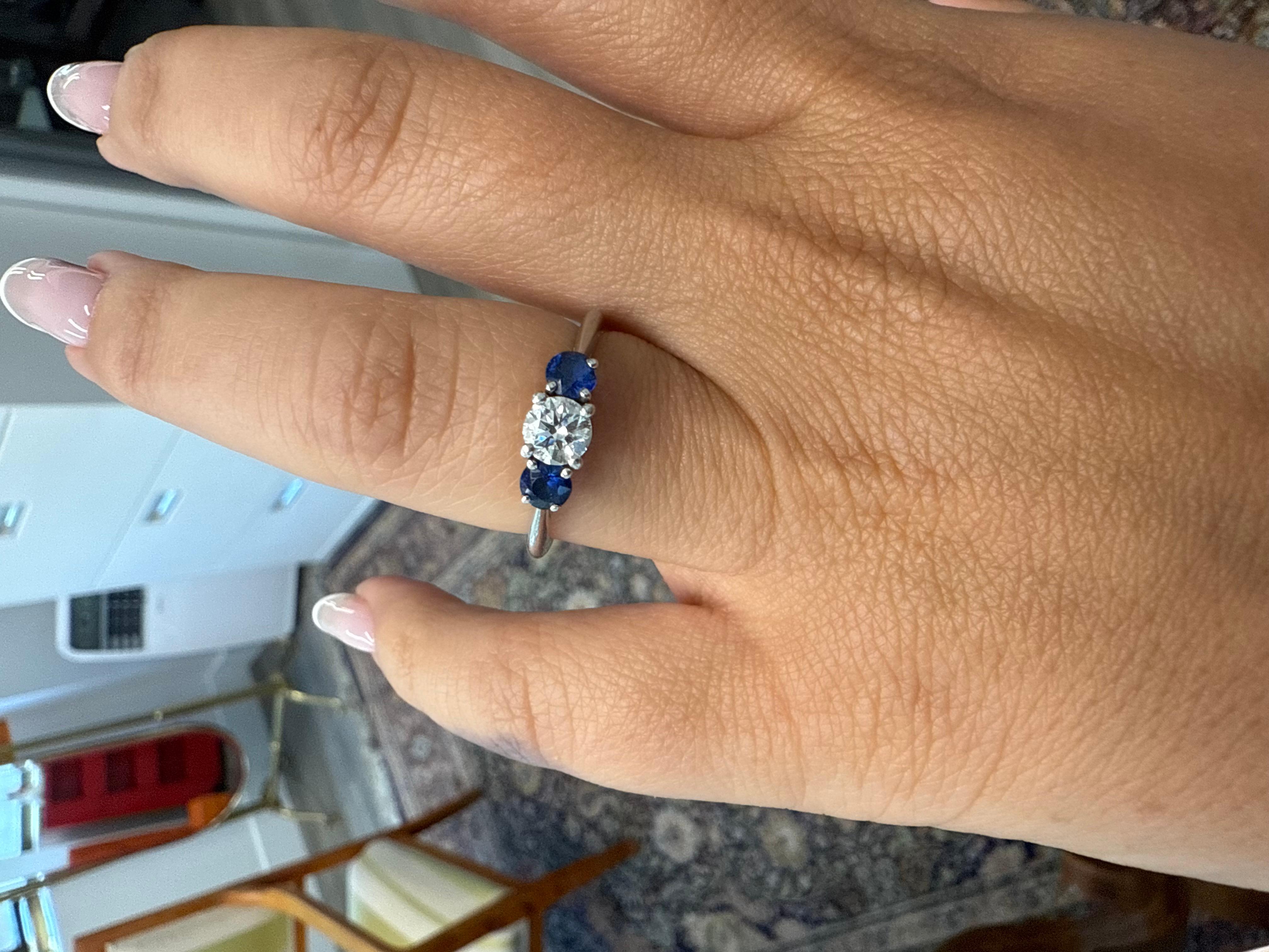 in vendita:  TIFFANY & CO. Anello di fidanzamento a tre pietre in platino, diamanti e zaffiri con carta da giornale 7