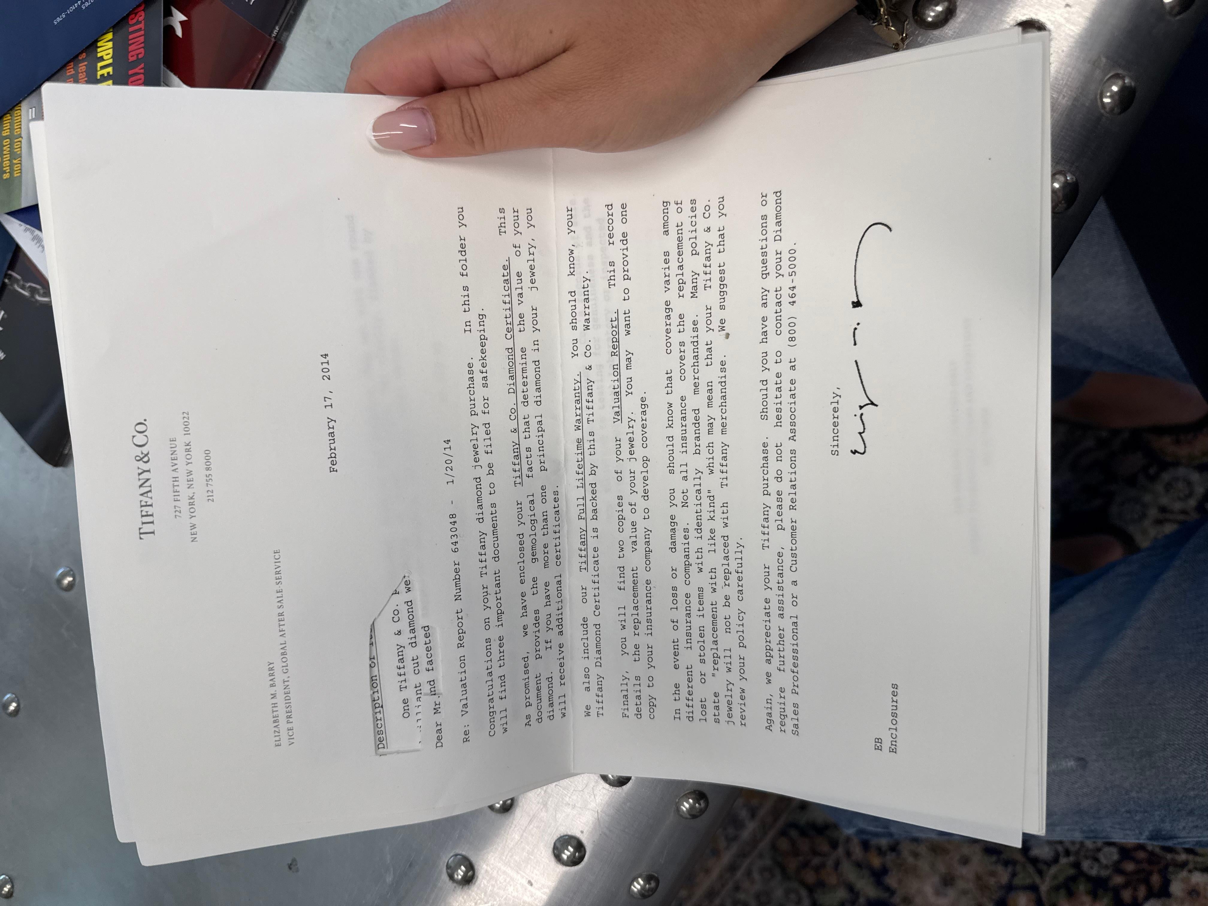 in vendita:  TIFFANY & CO. Anello di fidanzamento a tre pietre in platino, diamanti e zaffiri con carta da giornale 8