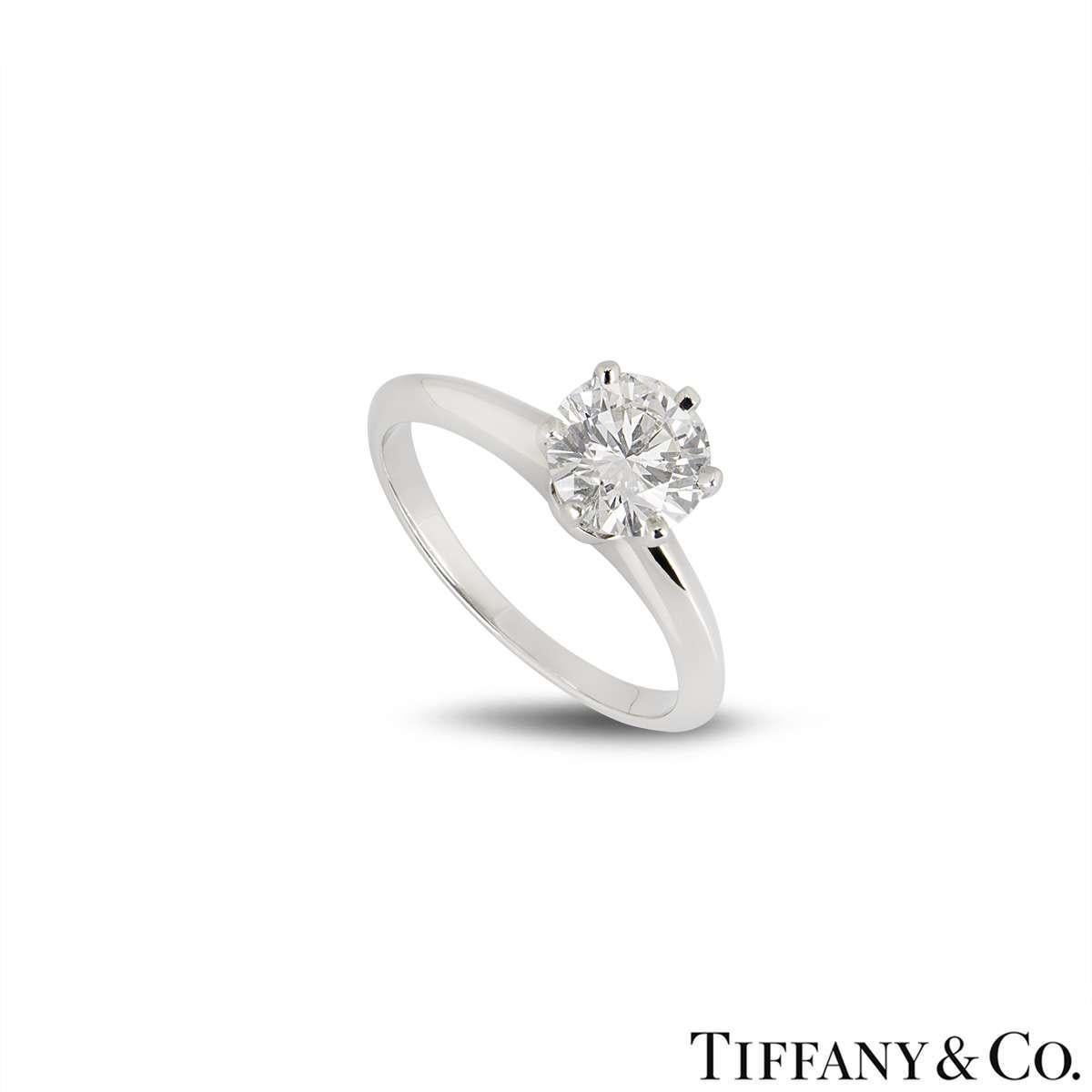 Une superbe bague en diamant de Tiffany & Co. de la collection Setting. La bague comprend un diamant rond de taille brillante serti à six griffes, d'un poids de 1,01 ct, de couleur D et de pureté VS1. La bague est une taille UK J½, EU 49 et US 4¾