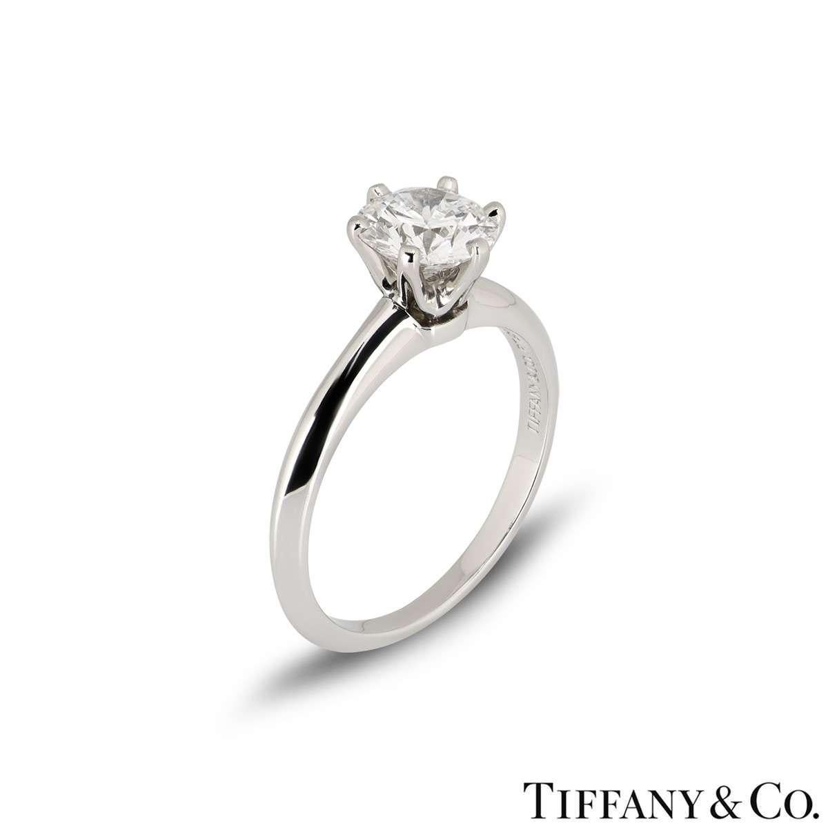 Taille ronde Tiffany & Co. Bague de fiançailles en platine sertie d'un diamant de 1,01 carat en vente