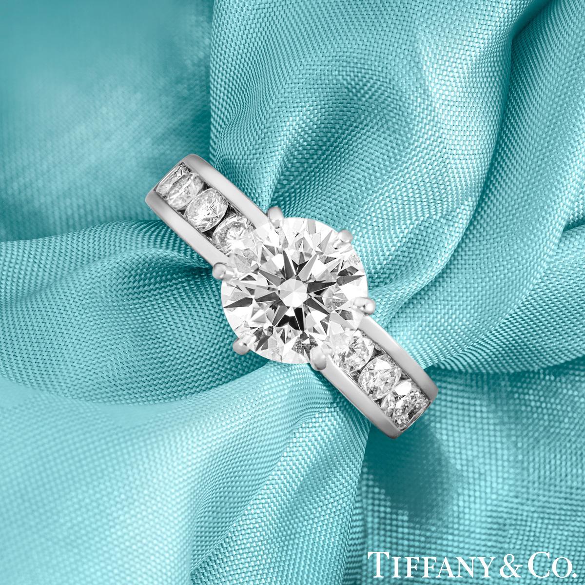Ein atemberaubender Platin-Diamantring von Tiffany & Co. aus der Setting Collection. Der Ring enthält einen runden Diamanten im Brillantschliff in der klassischen 6-Zacken-Fassung mit einem Gewicht von 2,04 ct, Farbe F und Reinheit VS1. Der Diamant