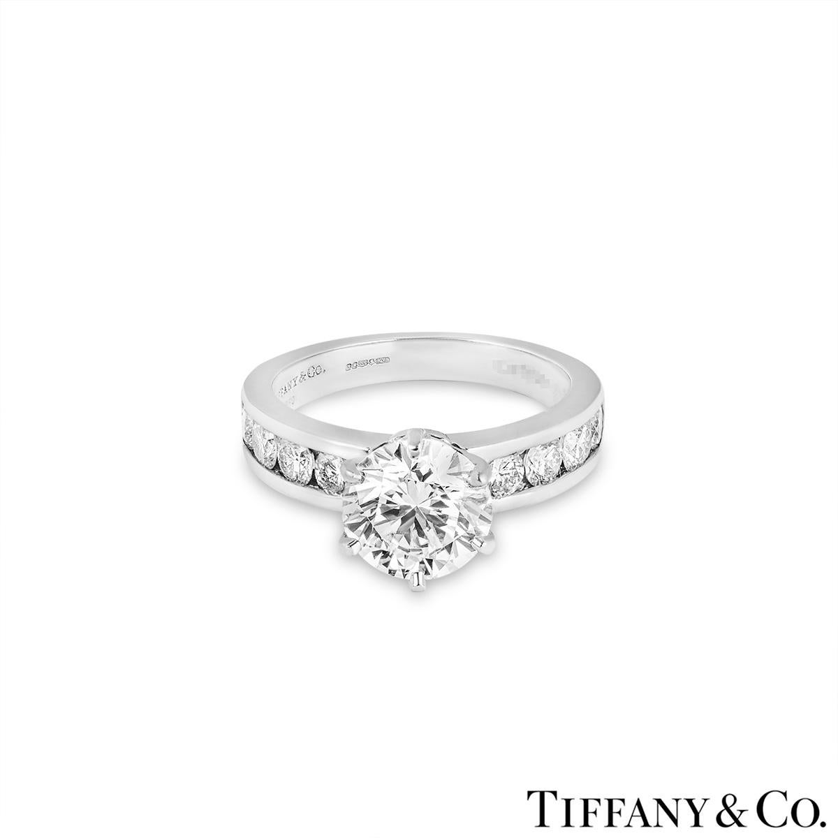 Tiffany & Co. Verlobungsring aus Platin mit Diamantfassung aus Platin 2,04 Karat F/VS1 im Zustand „Hervorragend“ in Mayfair, London, London