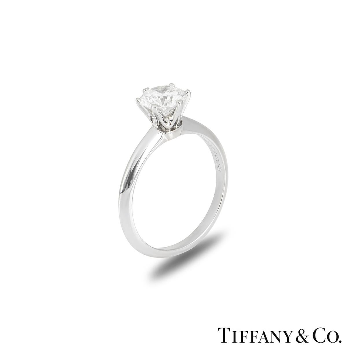 Superbe bague en diamant en platine de Tiffany & Co. de la collection Setting. La bague comprend un diamant rond de taille brillant serti à 6 griffes, pesant 1,07 ct, de couleur E et de pureté VVS2. La bague est une taille M/ US 6/ EU 52 mais peut