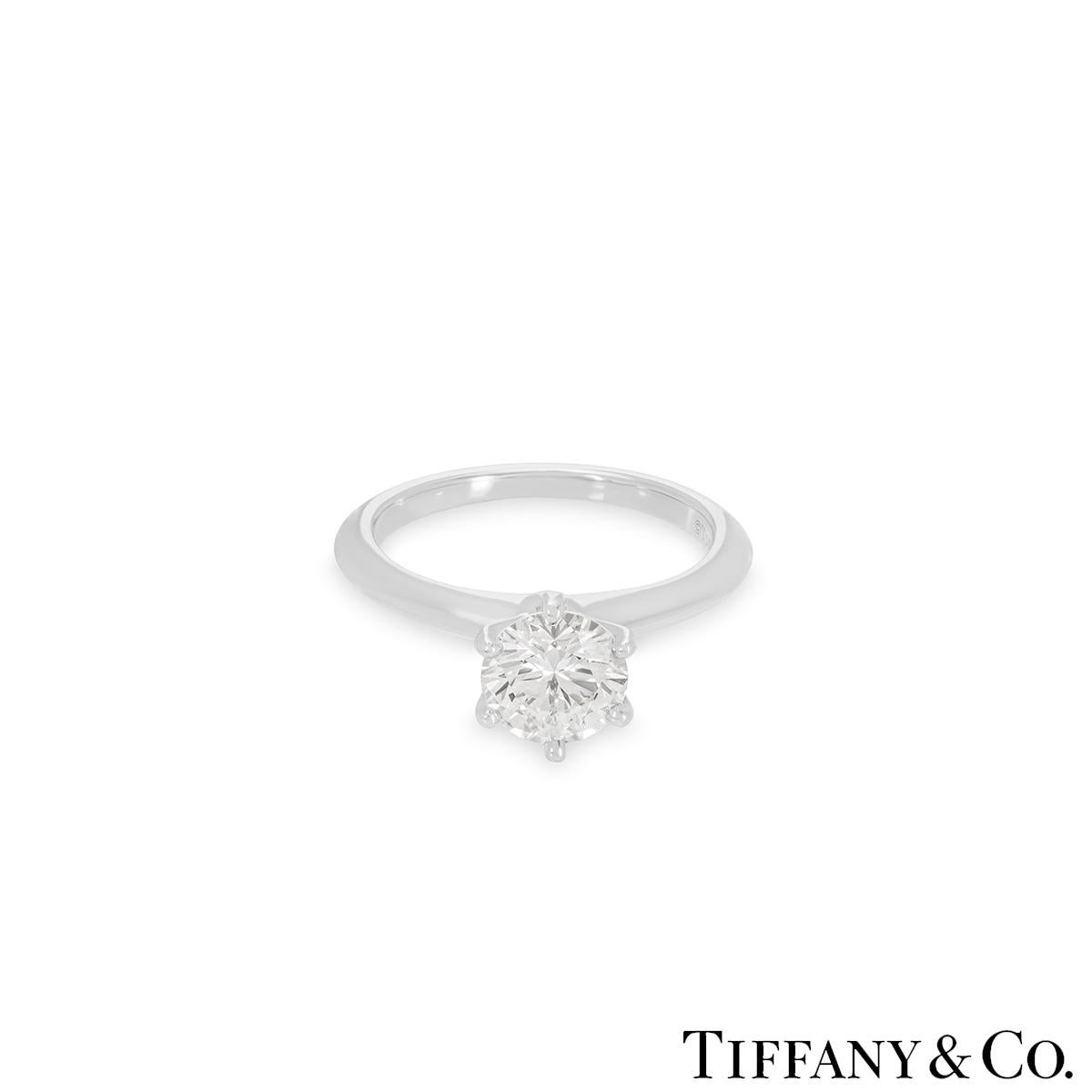 Tiffany & Co. Platin Verlobungsring mit Solitär in Diamantfassung 1,08 Karat I/VS1  (Rundschliff) im Angebot