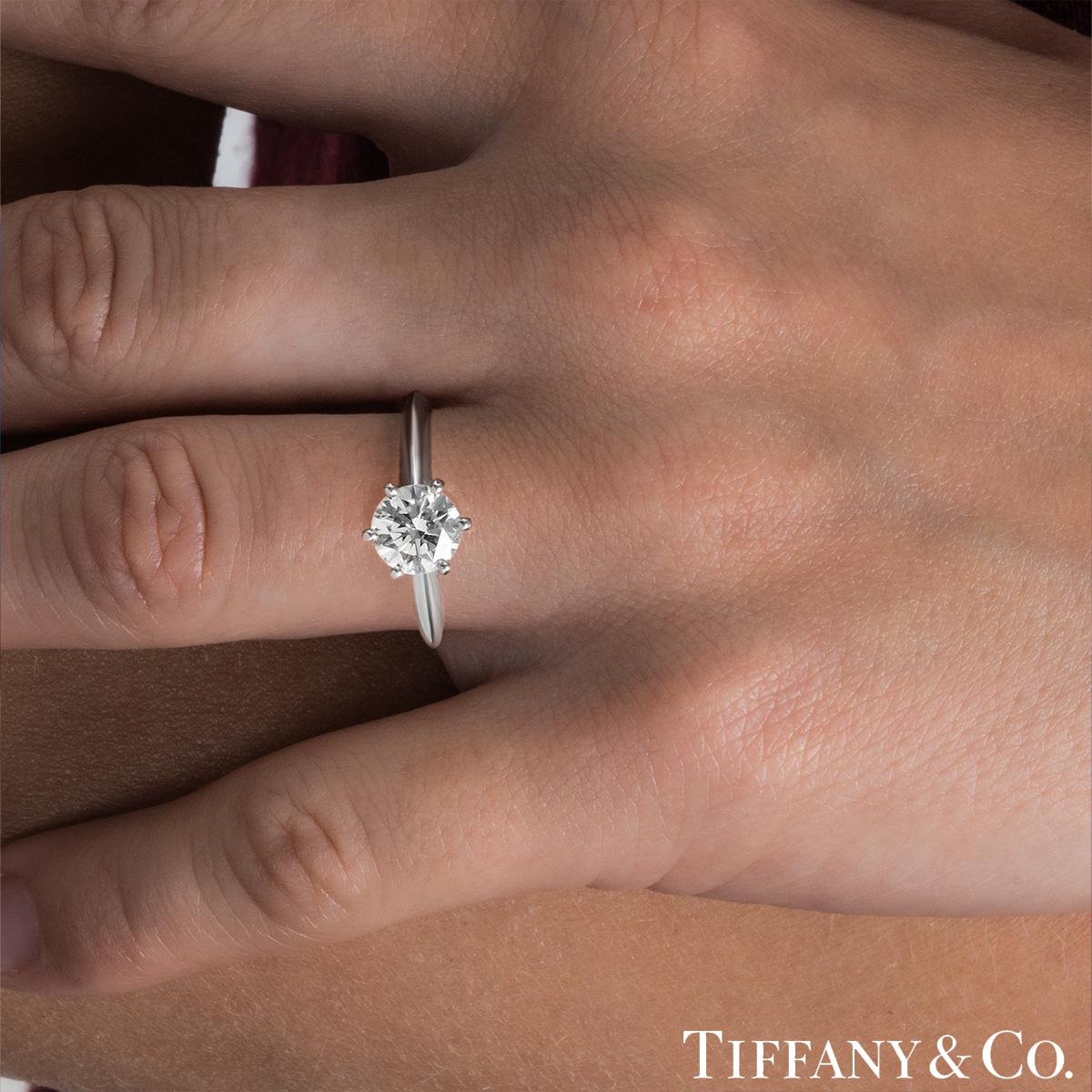 Tiffany & Co. Platin Verlobungsring mit Solitär in Diamantfassung 1,08 Karat I/VS1  im Angebot 2