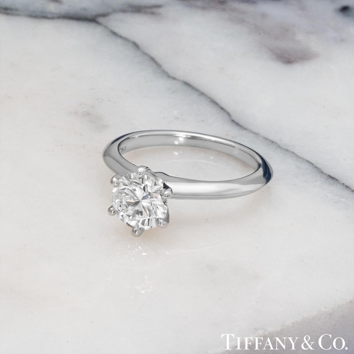 Tiffany & Co. Platin Verlobungsring mit Solitär in Diamantfassung 1,08 Karat I/VS1  im Angebot 3