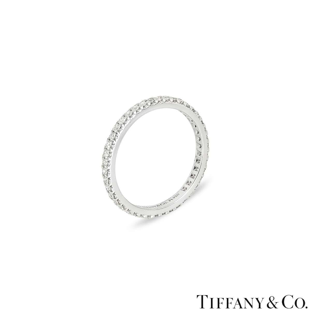 Uno splendido anello eternità con diamante in platino di Tiffany & Co. della collezione Soleste. La fede nuziale è incastonata da 42 diamanti rotondi taglio brillante con un peso approssimativo di 0,34 carati, ben assortiti per colore e purezza.