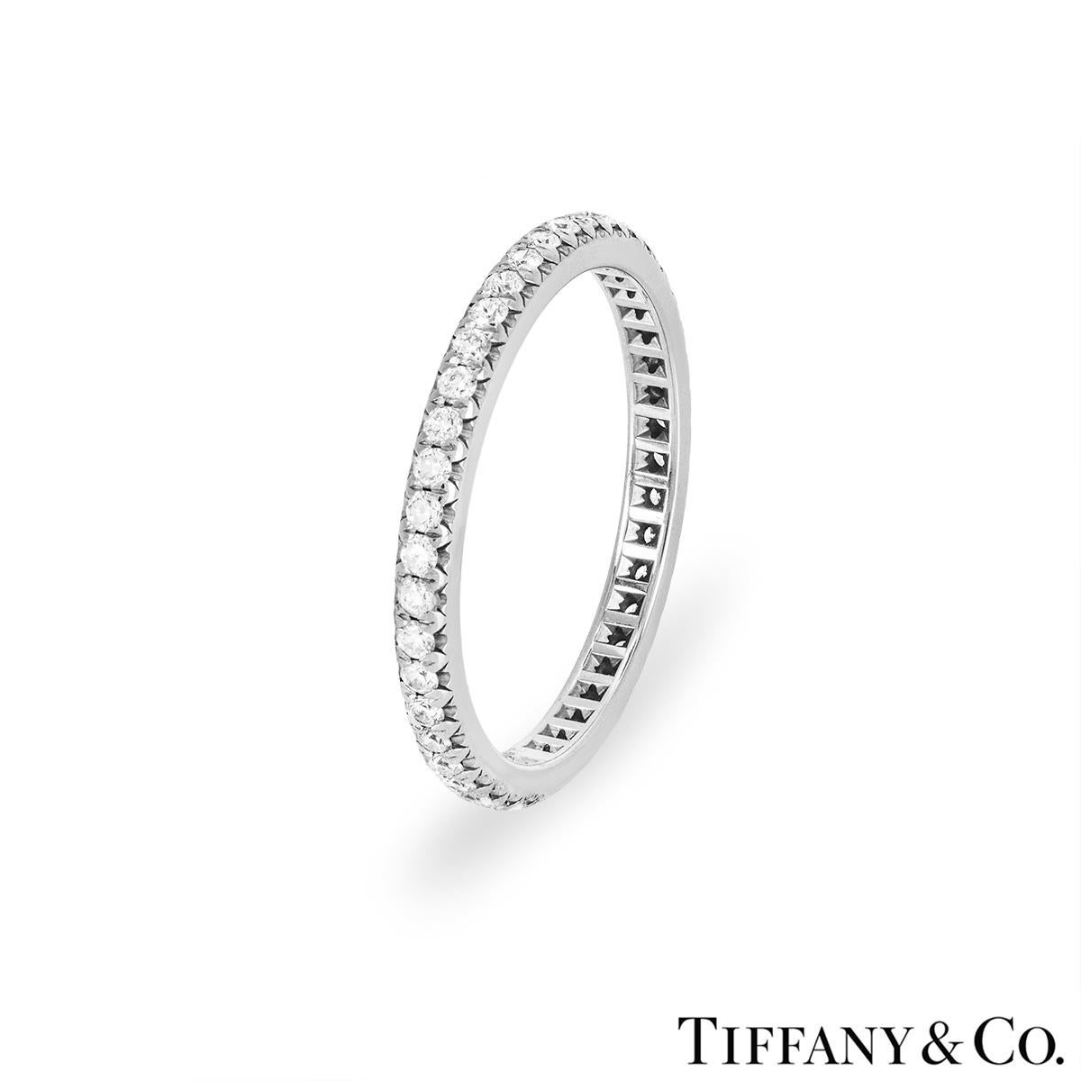 Une superbe bague d'éternité en platine et diamants de la collection Soleste de Tiffany & Co. L'alliance est sertie de 42 diamants ronds de taille brillant d'un poids approximatif de 0,34ct, de couleur E-F et d'une valeur de 1,5 million d'euros.  VS