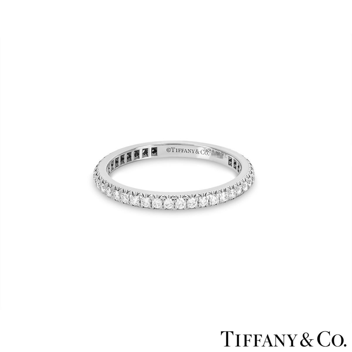 Taille brillant Tiffany & Co. Bague d'éternité en platine avec diamant Soleste